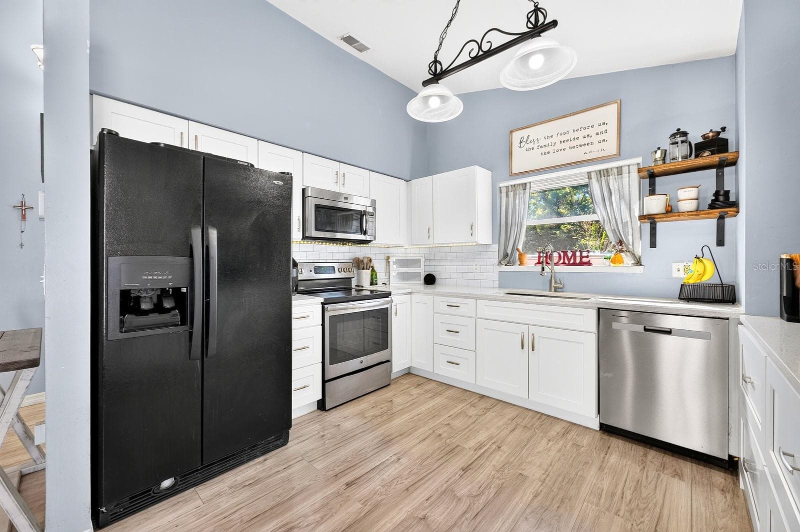 Kitchen features on trend finishes. - 9807 PINEY POINT CIR, ORLANDO