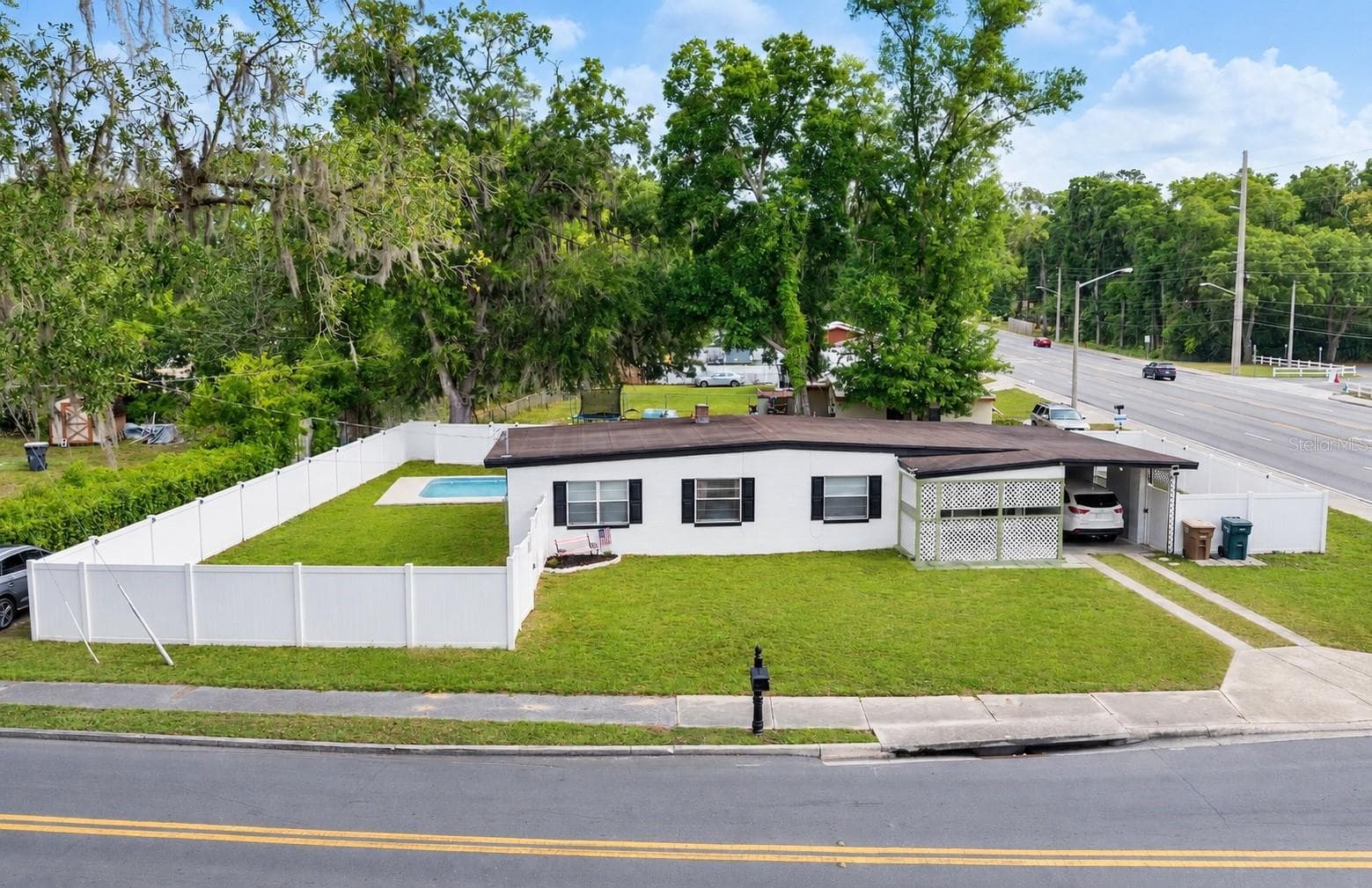 Corner lot pool home with vinyl fence - 3523 SE 6TH ST, OCALA