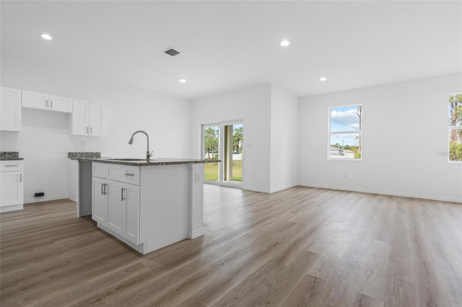 Single Family Residence at 566 WOODVIEW DR, LEHIGH ACRES, photo 7 of 31