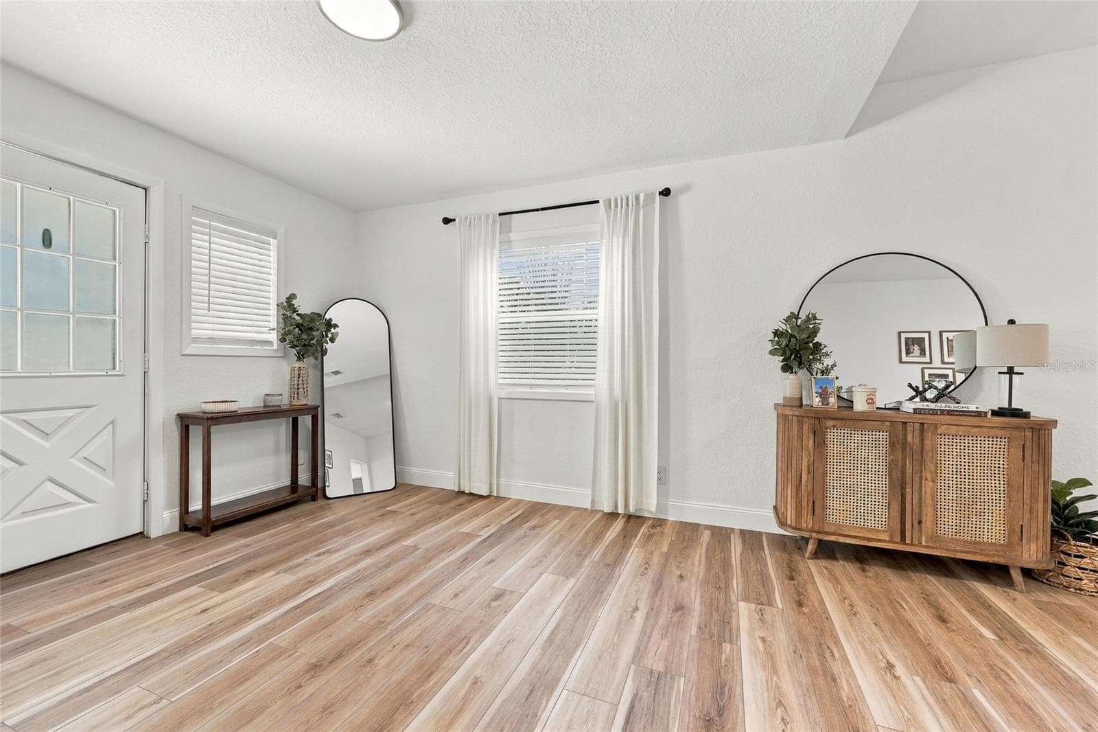 Entry - 226 NE 3RD AVE, WILLISTON