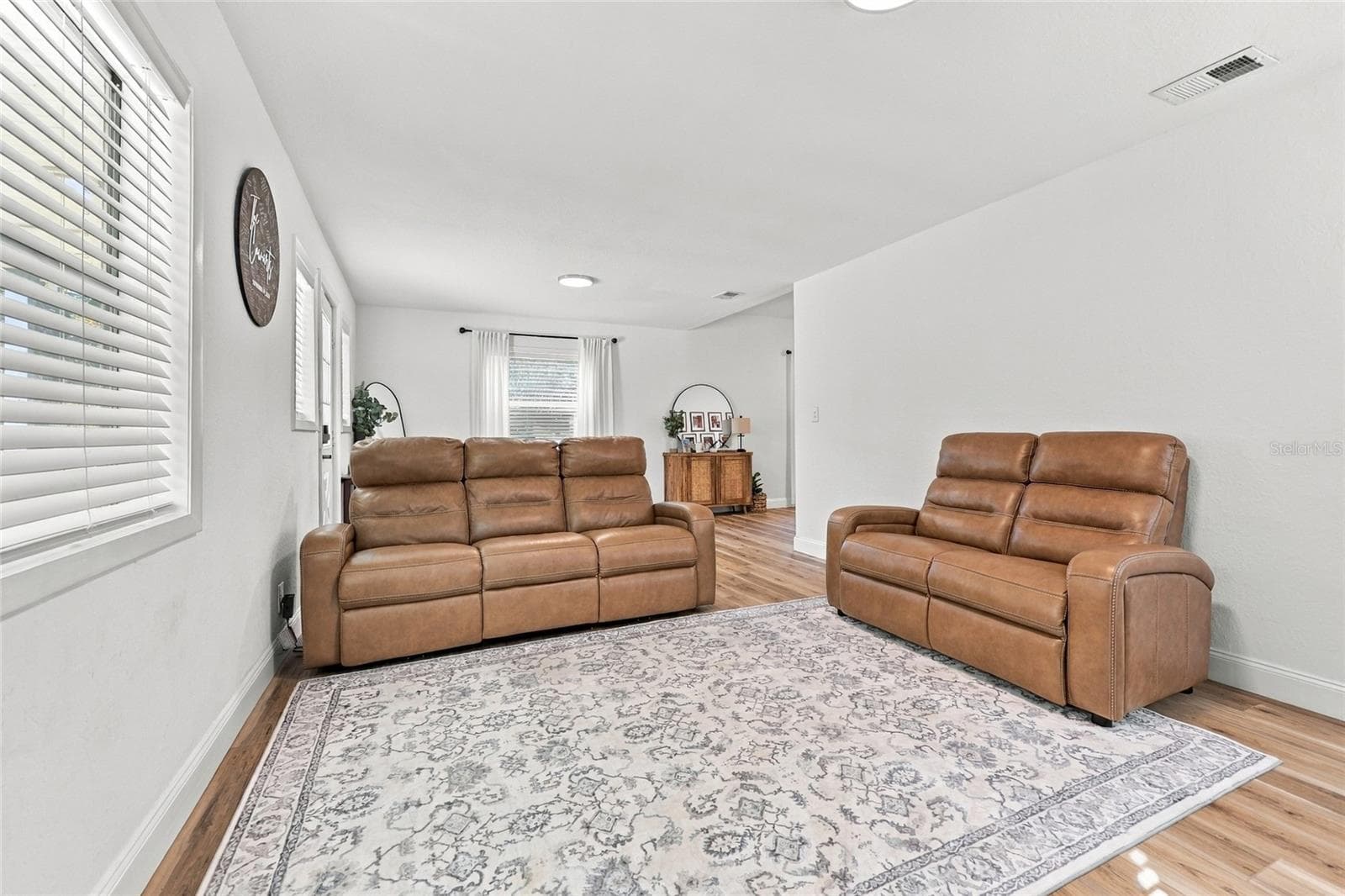 Living room - 226 NE 3RD AVE, WILLISTON