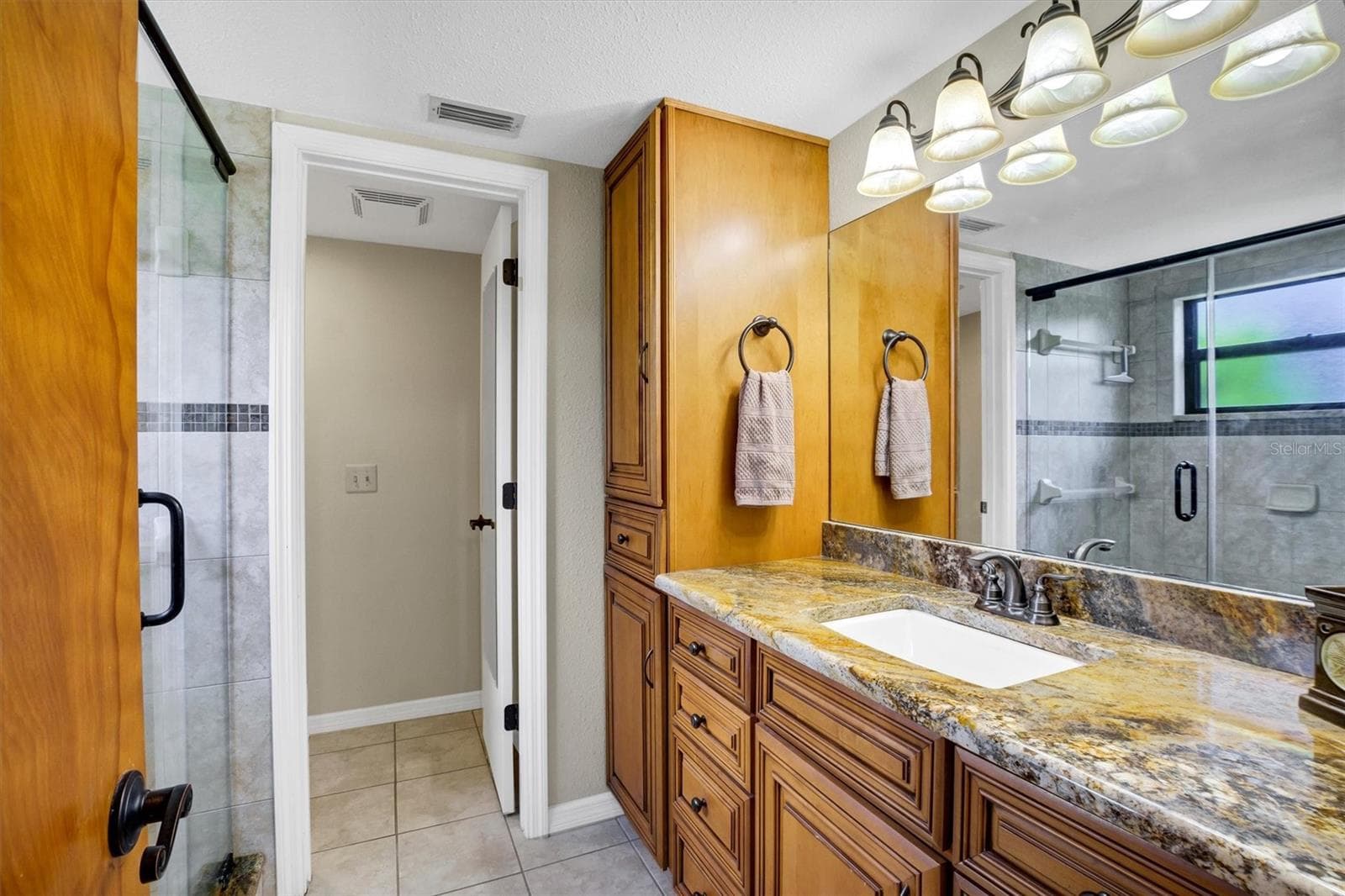 Primary Bathroom - 559 CLUBHOUSE DR, LAKE WALES