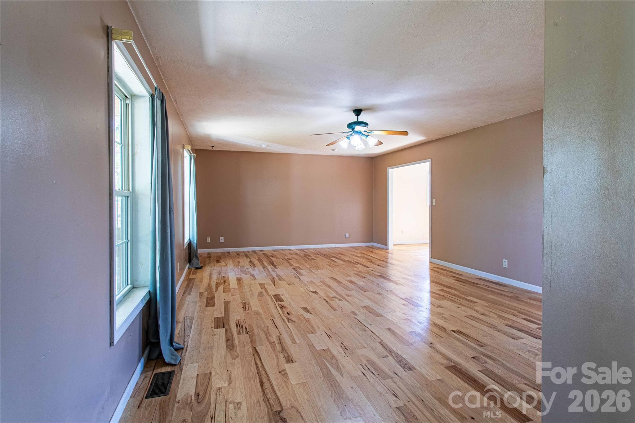 Single Family Residence at 3 Edna Oaks Road, Hendersonville, photo 7 of 43