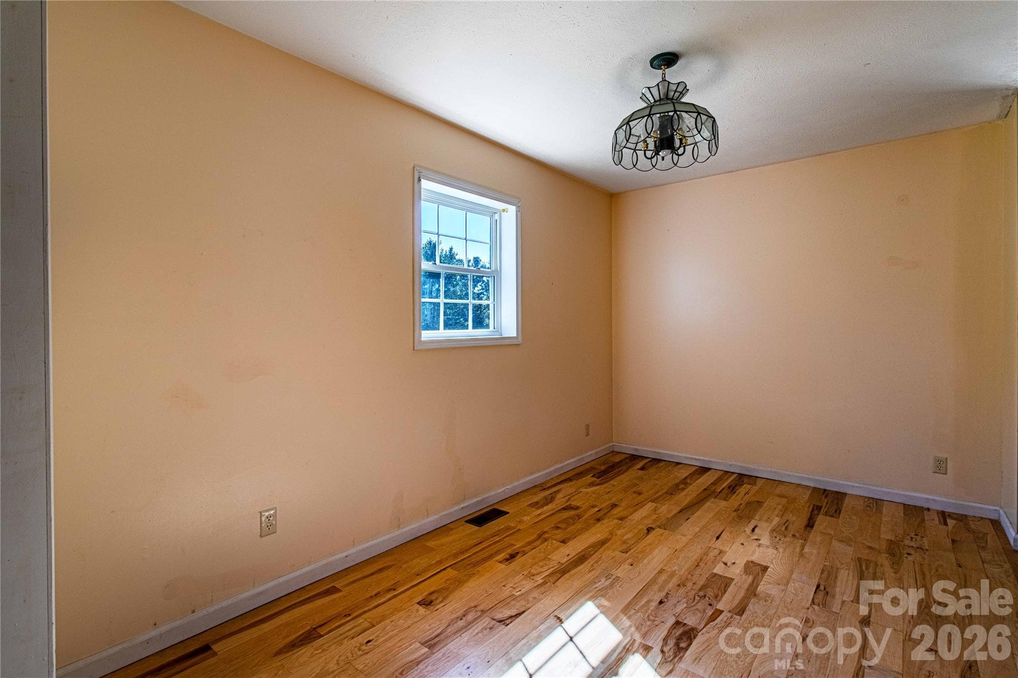Single Family Residence at 3 Edna Oaks Road, Hendersonville, photo 9 of 43