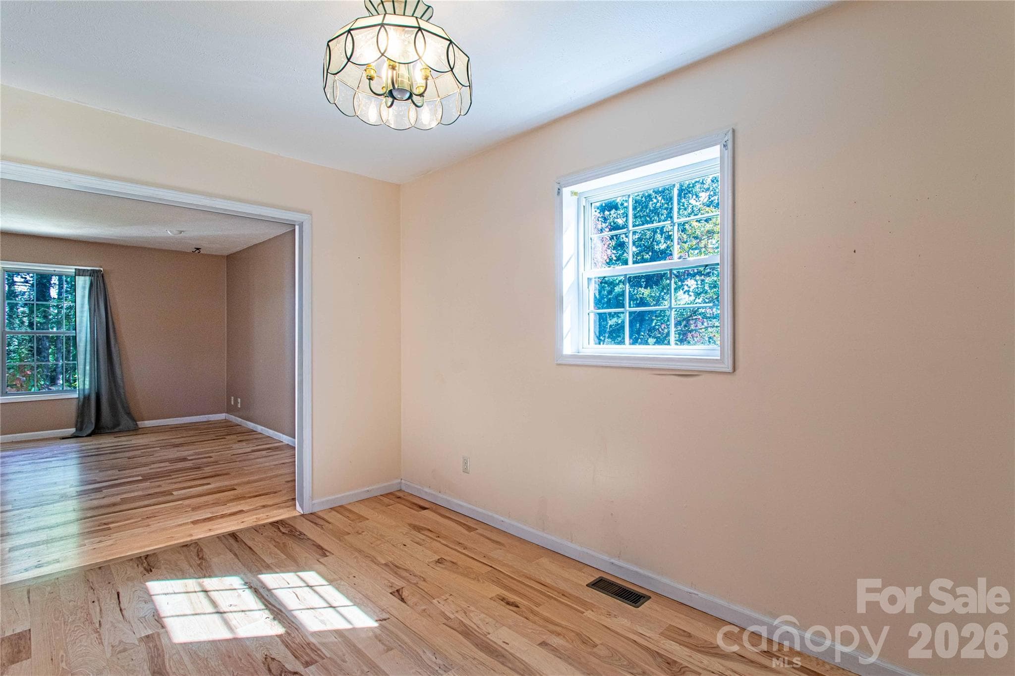 Single Family Residence at 3 Edna Oaks Road, Hendersonville, photo 10 of 43