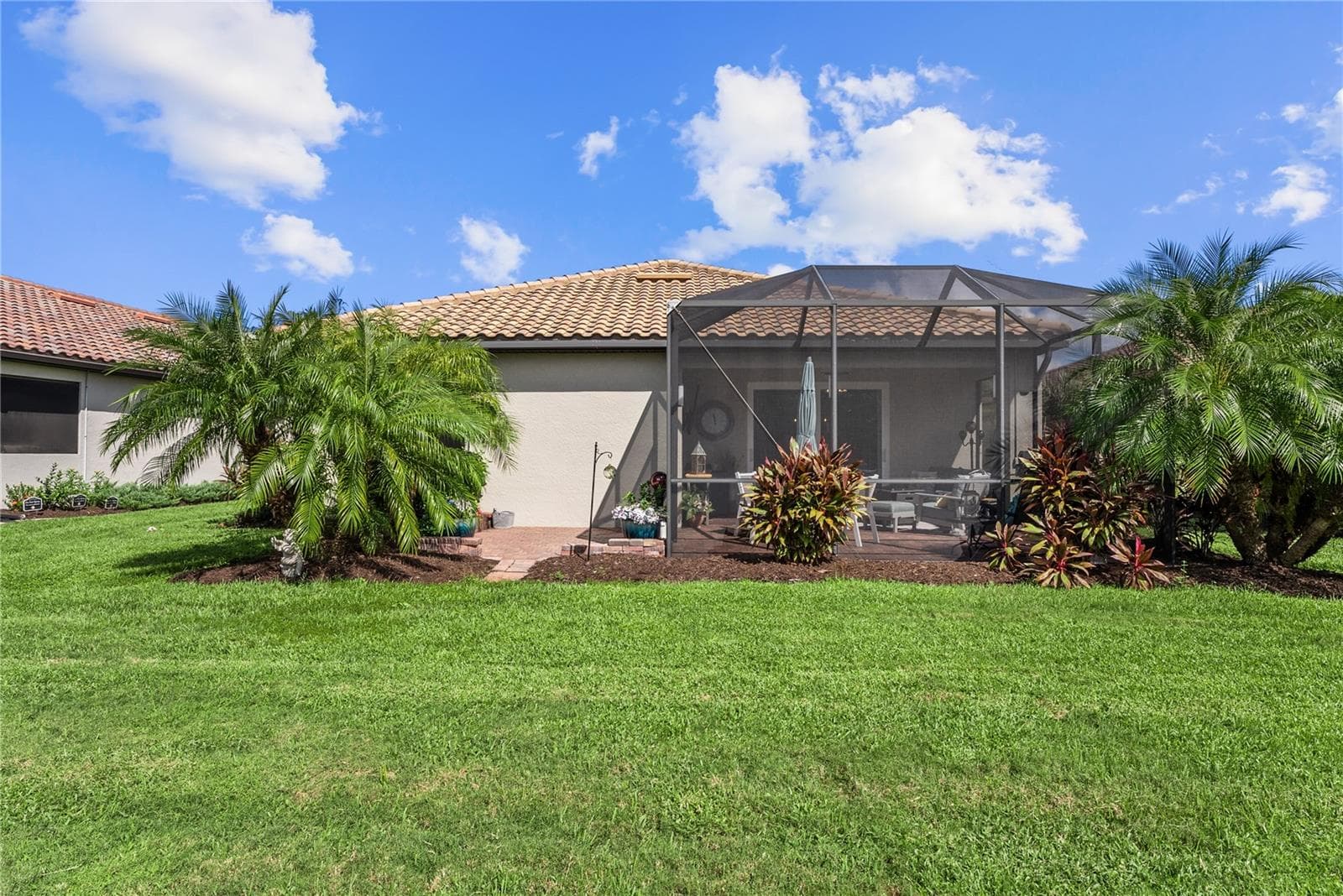 Facing into the home from backyard - 7122 MARSH VIEW TER, BRADENTON
