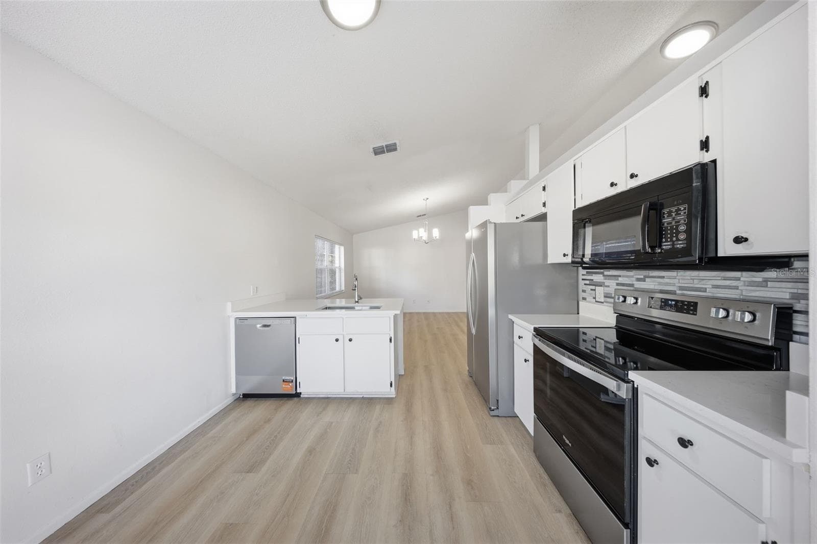 Updated Kitchen - 148 OAK GROVE RD, WINTER PARK
