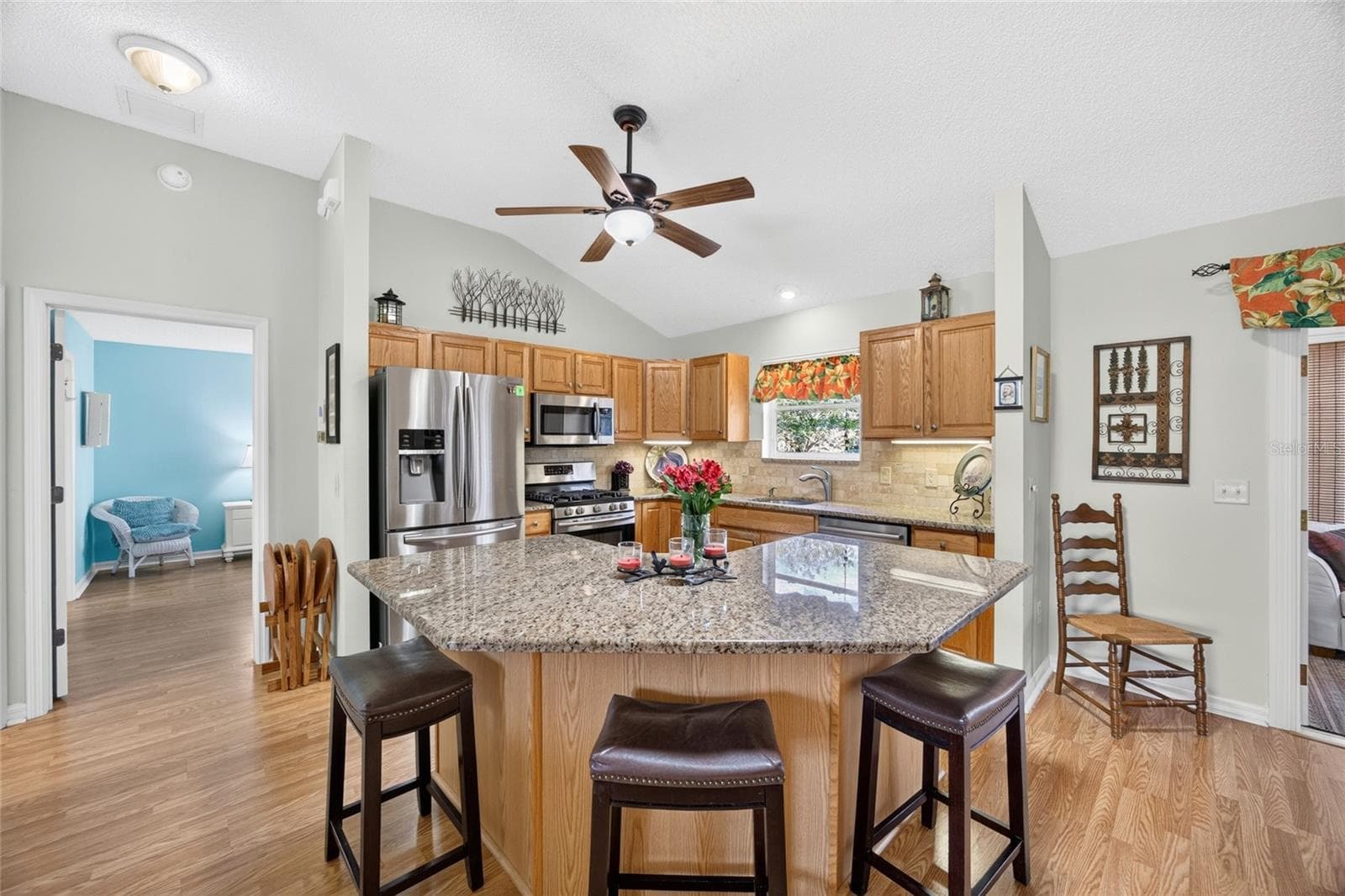 Granite Topped Breakfast Bar - 17739 SE 89TH KEATING TER, THE VILLAGES