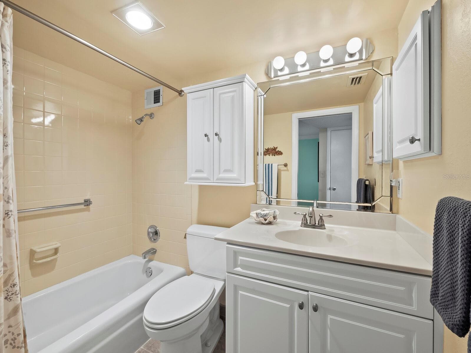 Guest bathroom - 512 W VENICE AVE #607, VENICE