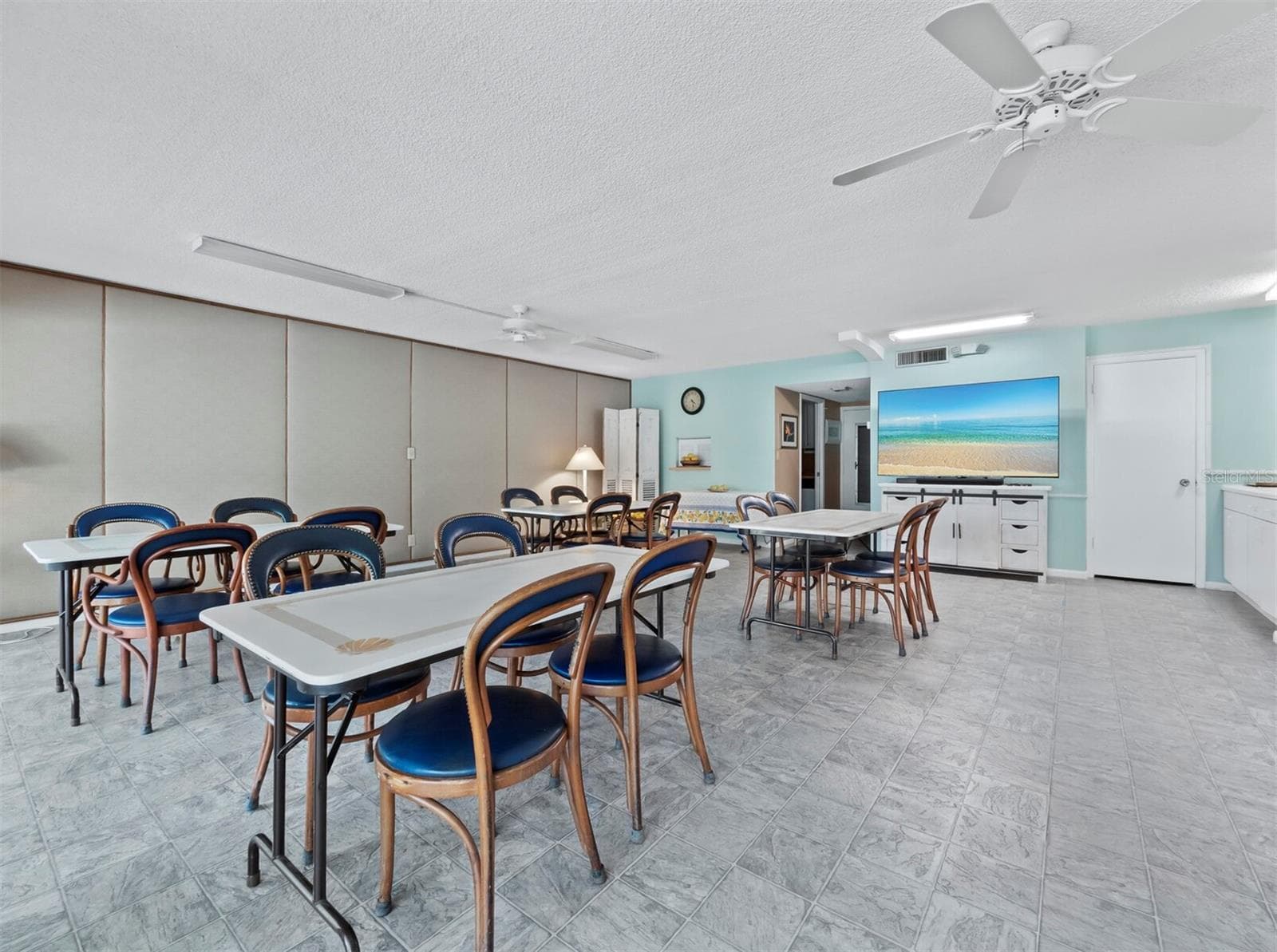 Community gathering room with newly remodeled kitchen - 512 W VENICE AVE #607, VENICE