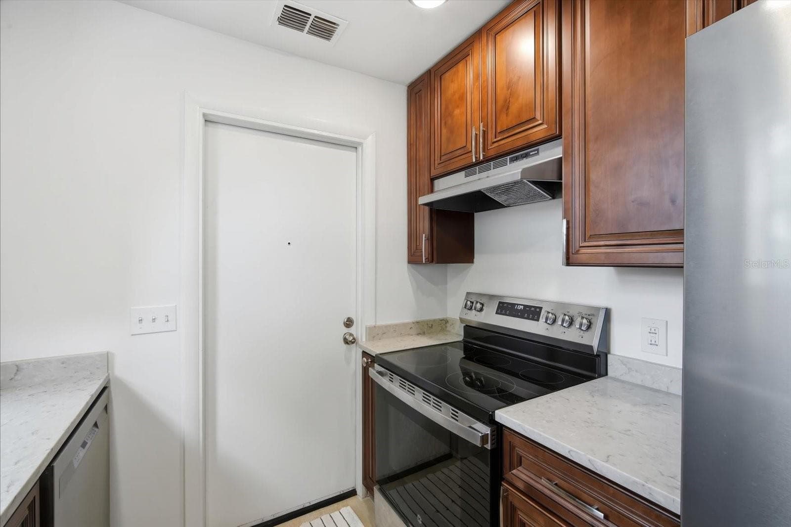 kitchen opens to garage with washer & dryer - 104 CHESAPEAKE AVE #C6, TAMPA