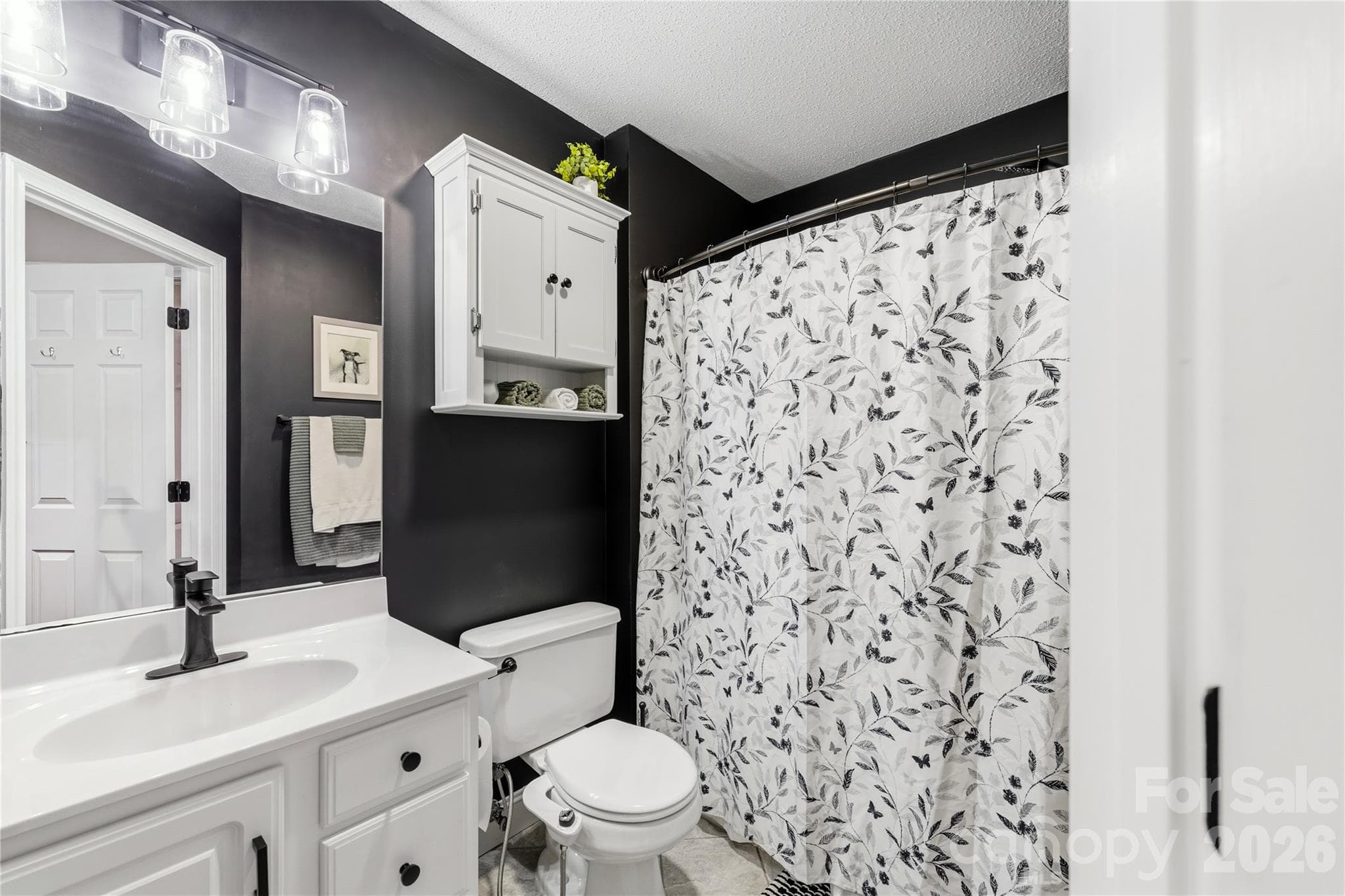 Hall Bathroom - 106 S River Glen Drive, Morganton