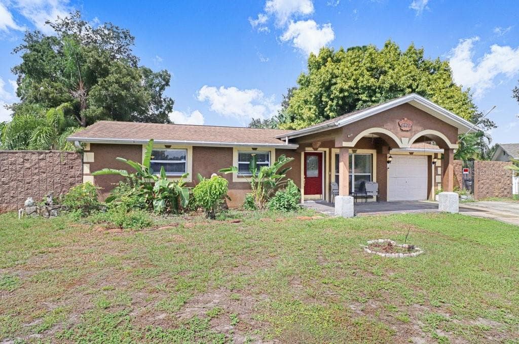 Single Family Residence at 6720 FORRESTVALE LN, TAMPA, photo 2 of 41