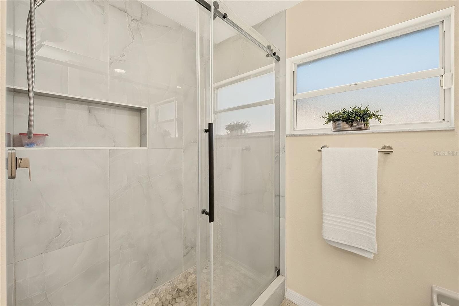 MASTER BATH - 8747 GLEN LAKES BLVD N, ST PETERSBURG