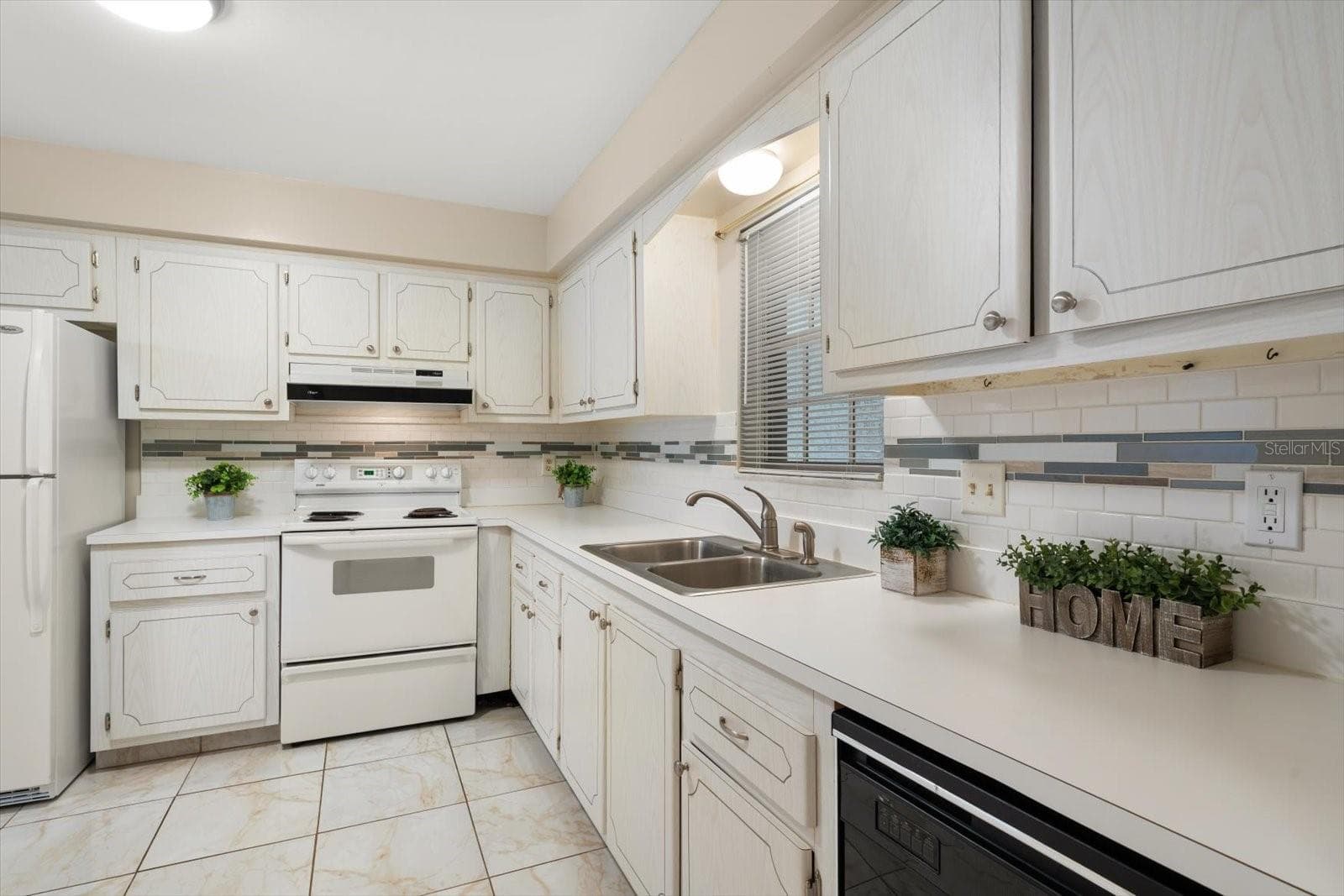 Spacious kitchen - 1706 BELLEAIR FOREST DR #238, BELLEAIR