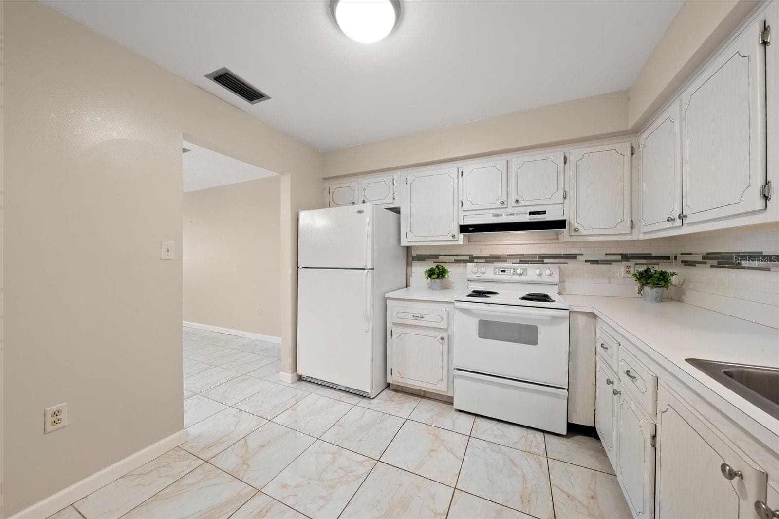Kitchen with dining space - 1706 BELLEAIR FOREST DR #238, BELLEAIR