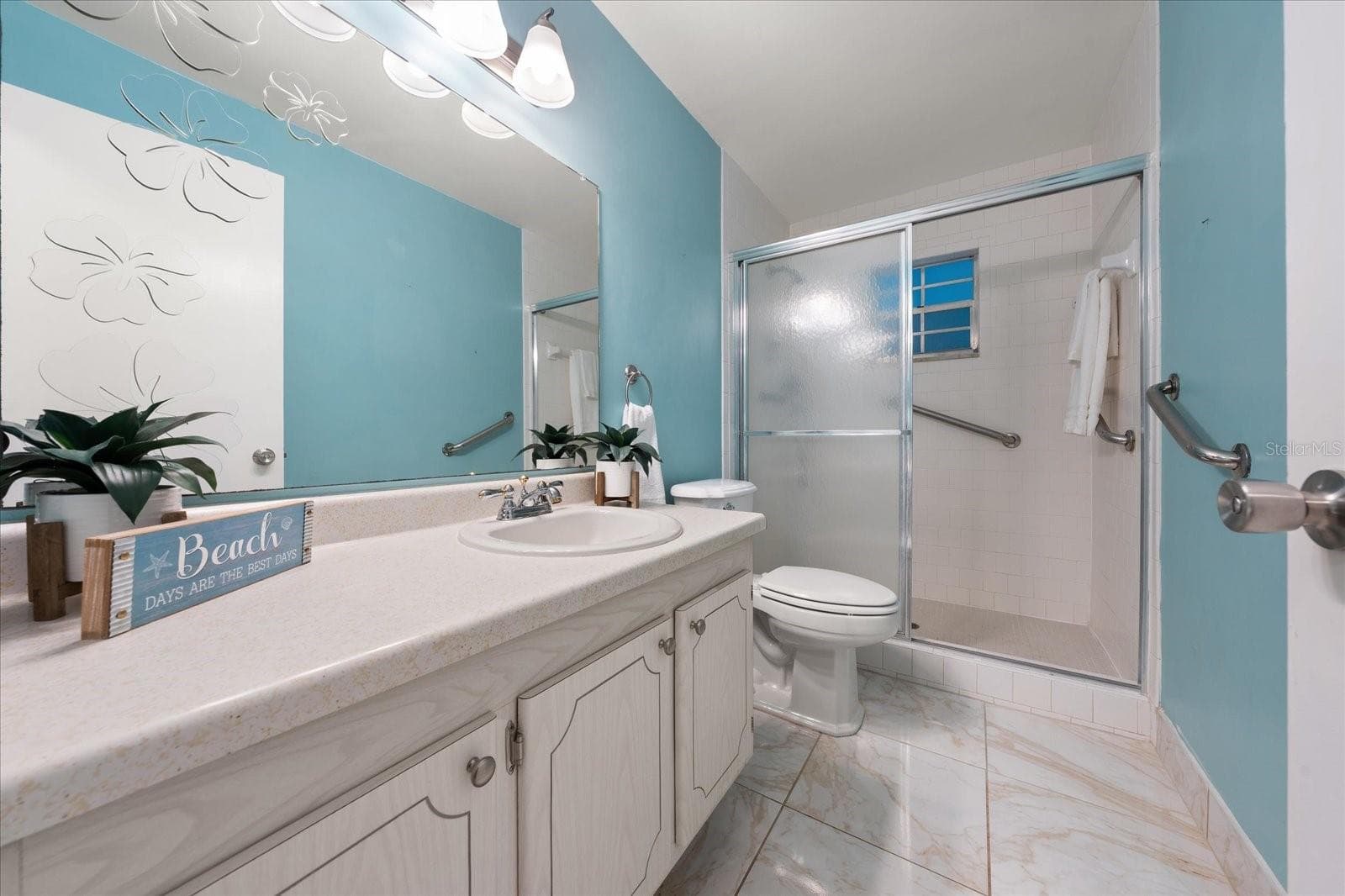 Full hall bath - 1706 BELLEAIR FOREST DR #238, BELLEAIR