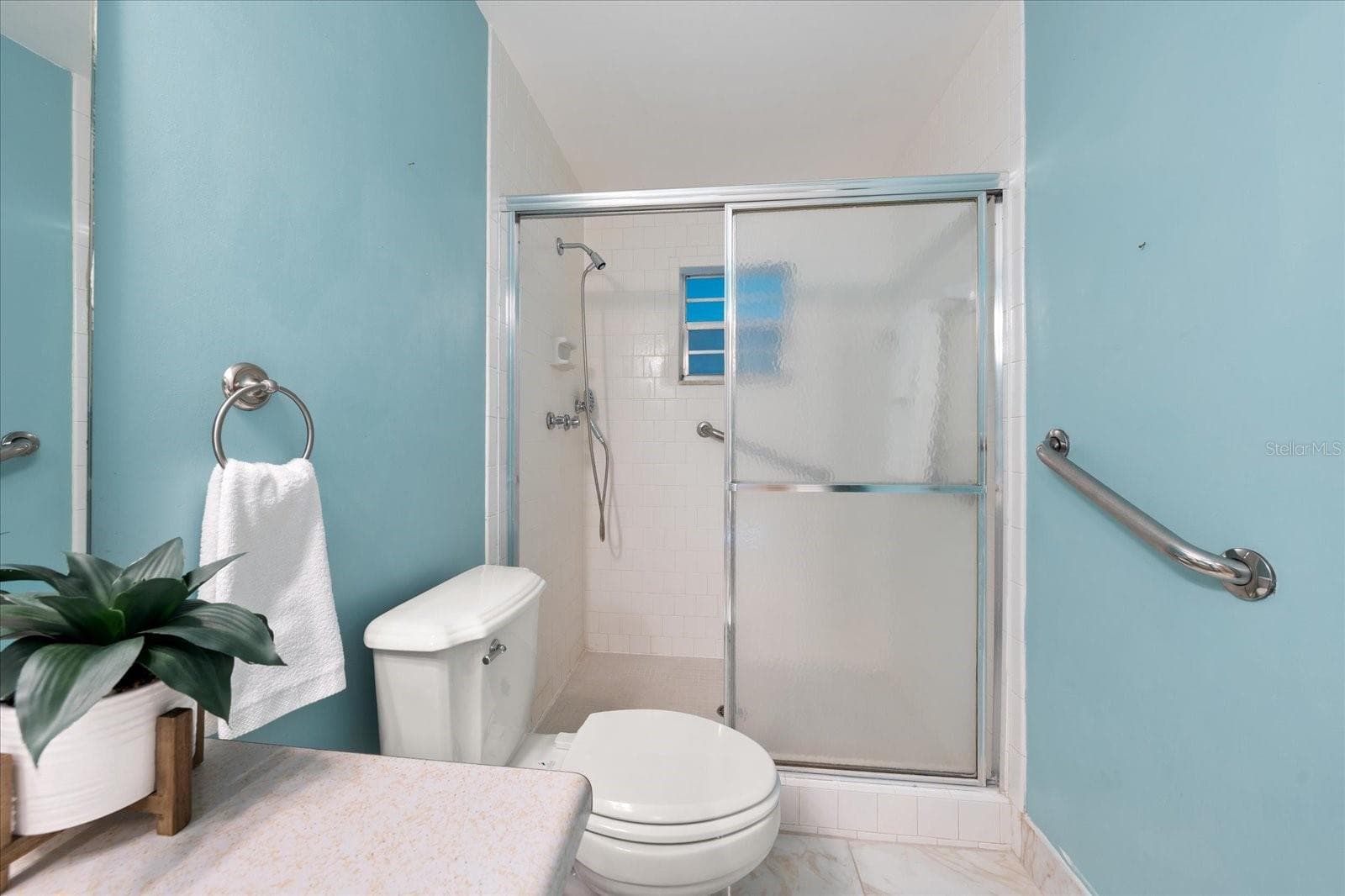 Full hall bath - 1706 BELLEAIR FOREST DR #238, BELLEAIR
