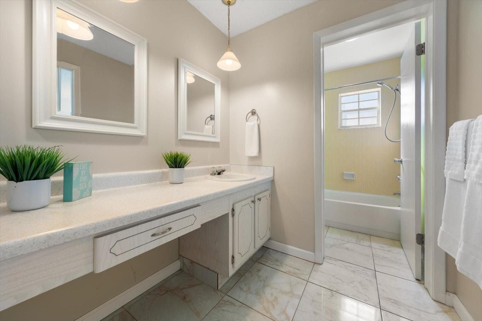Primary en suite bath with vanity - 1706 BELLEAIR FOREST DR #238, BELLEAIR