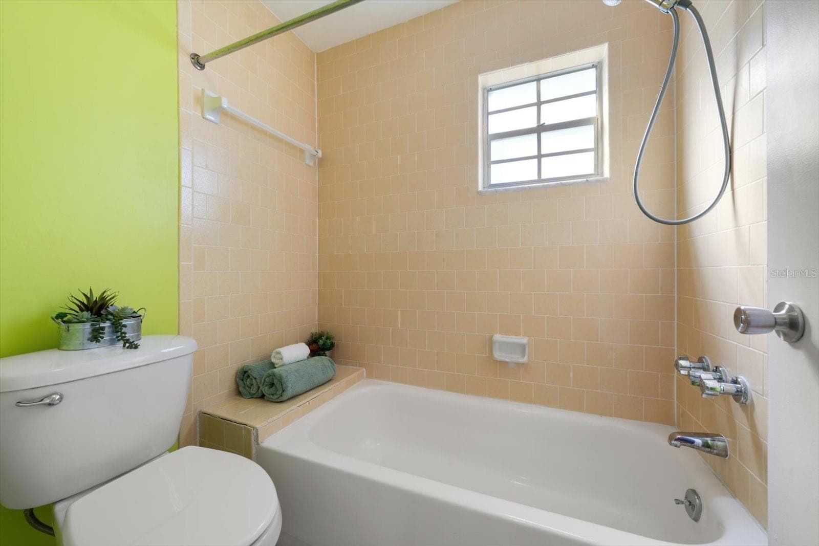 Primary en suite bath - 1706 BELLEAIR FOREST DR #238, BELLEAIR