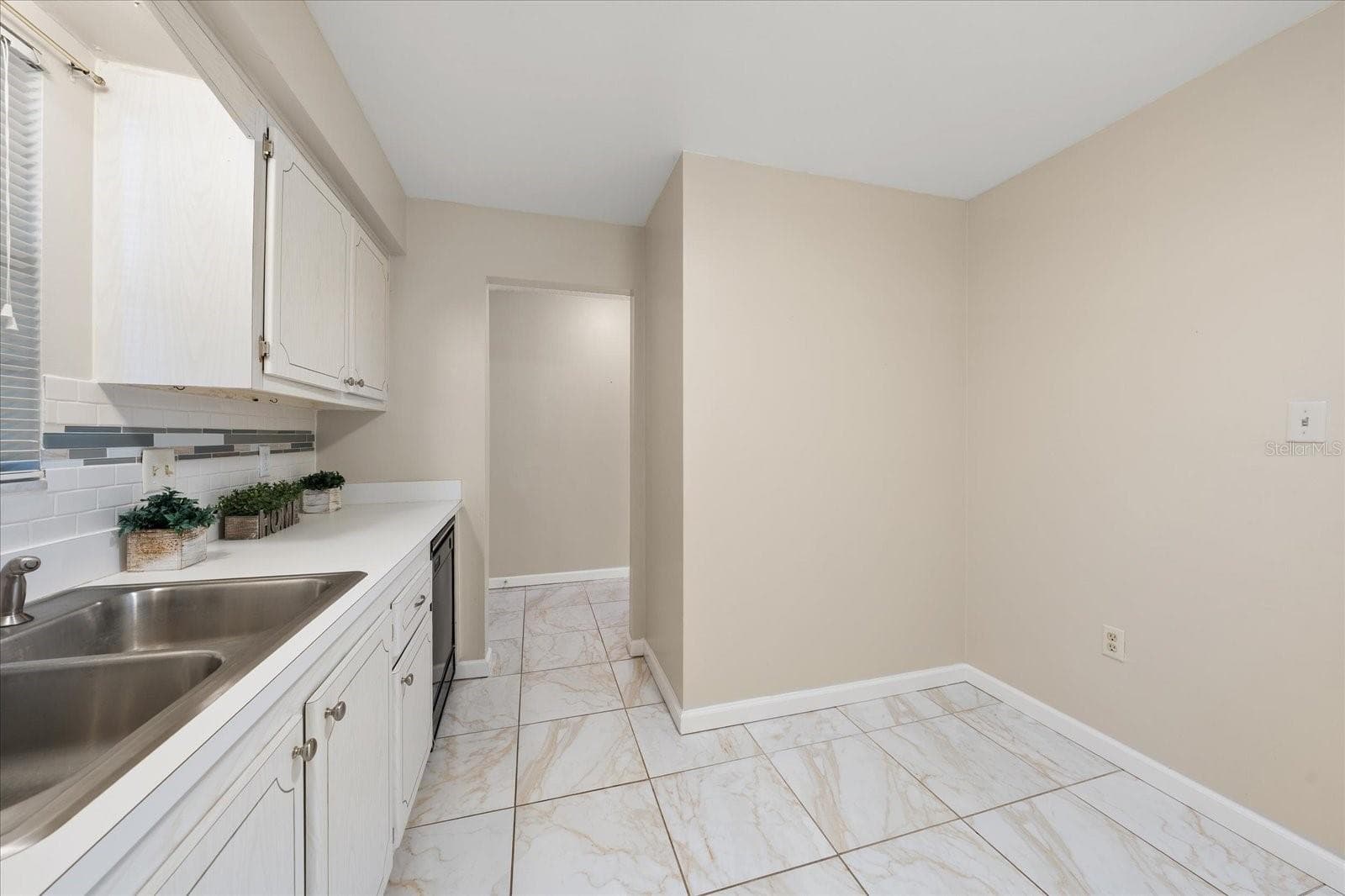 Kitchen with dining space - 1706 BELLEAIR FOREST DR #238, BELLEAIR