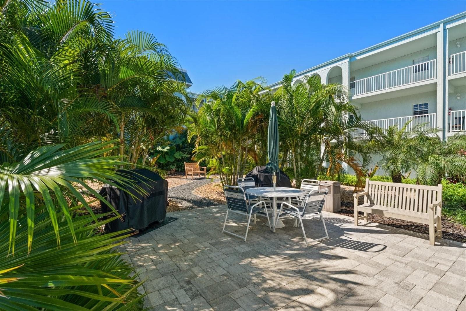 Courtyard with lush tropical landscaping - 1706 BELLEAIR FOREST DR #238, BELLEAIR