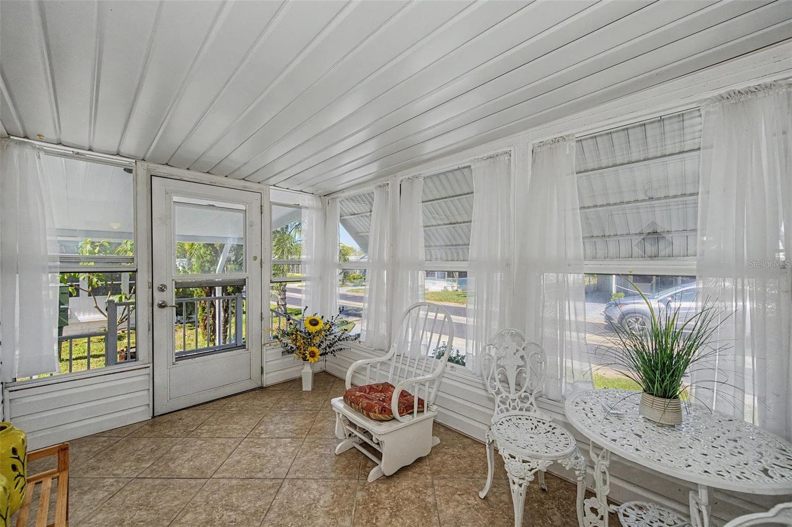 Front Florida Room - 18 DRURY LN, TARPON SPRINGS