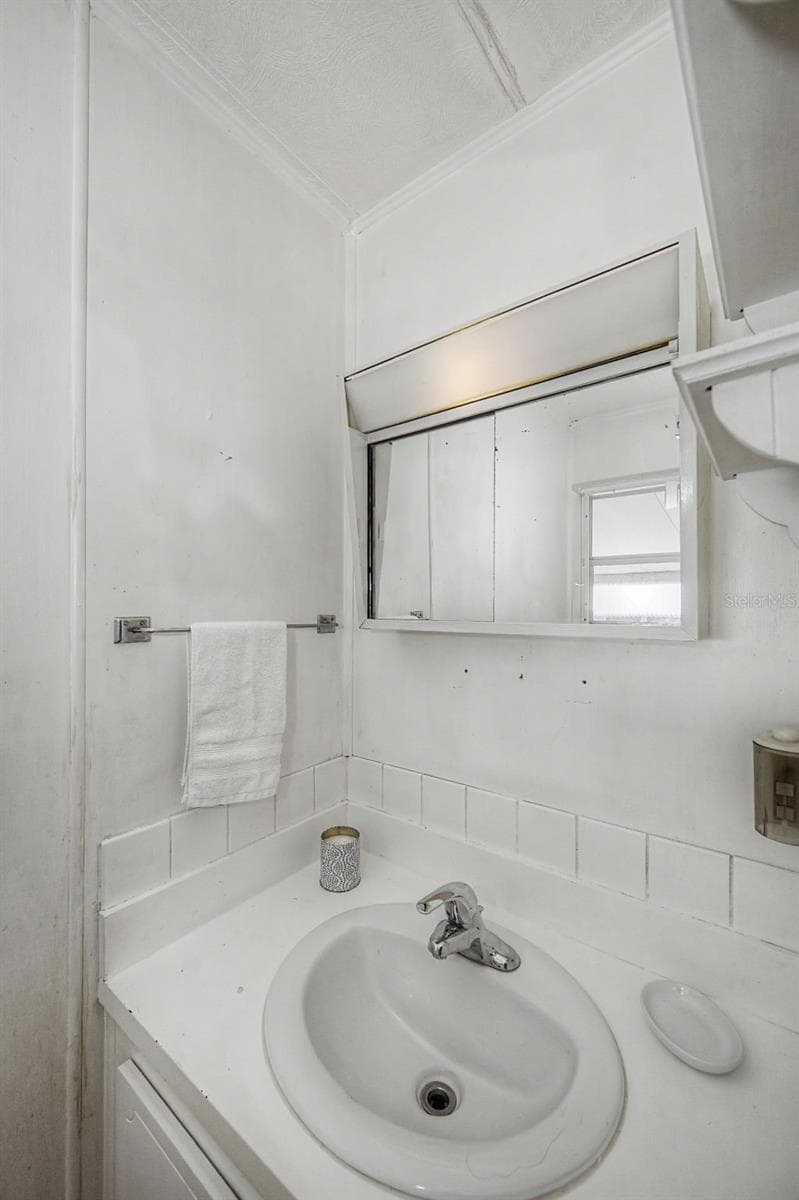ensuite bath w/sink and toilet - 18 DRURY LN, TARPON SPRINGS