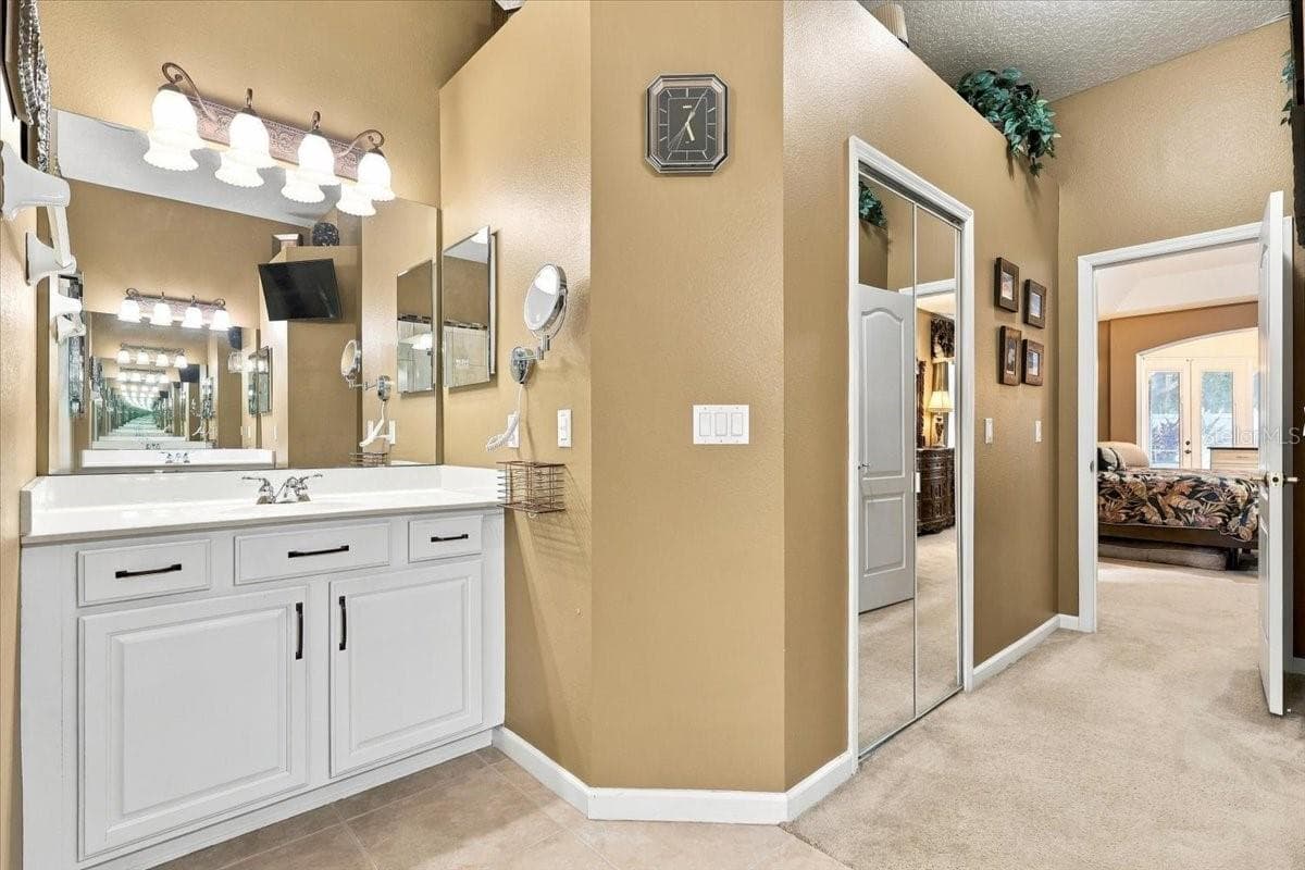 Primary en-suite bath. - 2631 TREYMORE DR, ORLANDO
