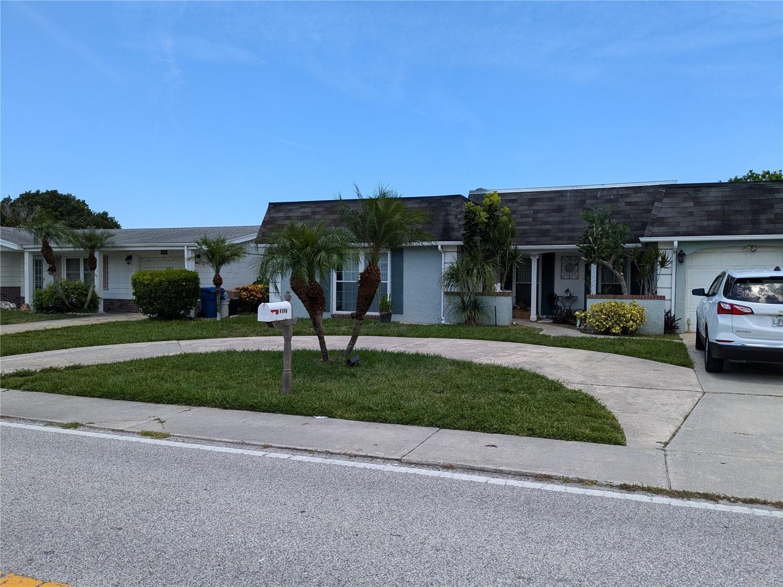 CIRCULAR DRIVEWAY AND EXTRA WIDE DRIVEWAY - 3937 SAIL DR, NEW PORT RICHEY