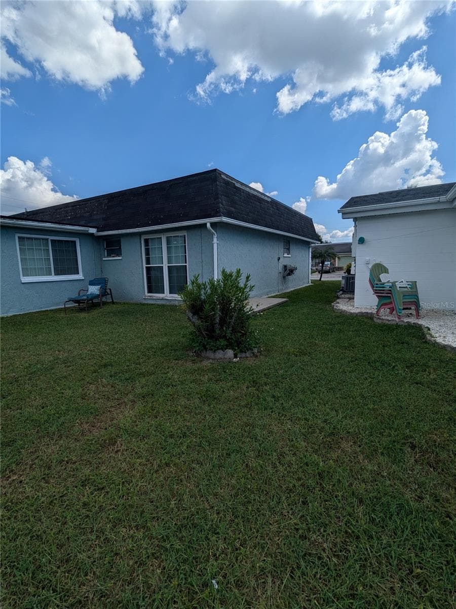 LEFT YARD AND REAR OF HOUSE - 3937 SAIL DR, NEW PORT RICHEY