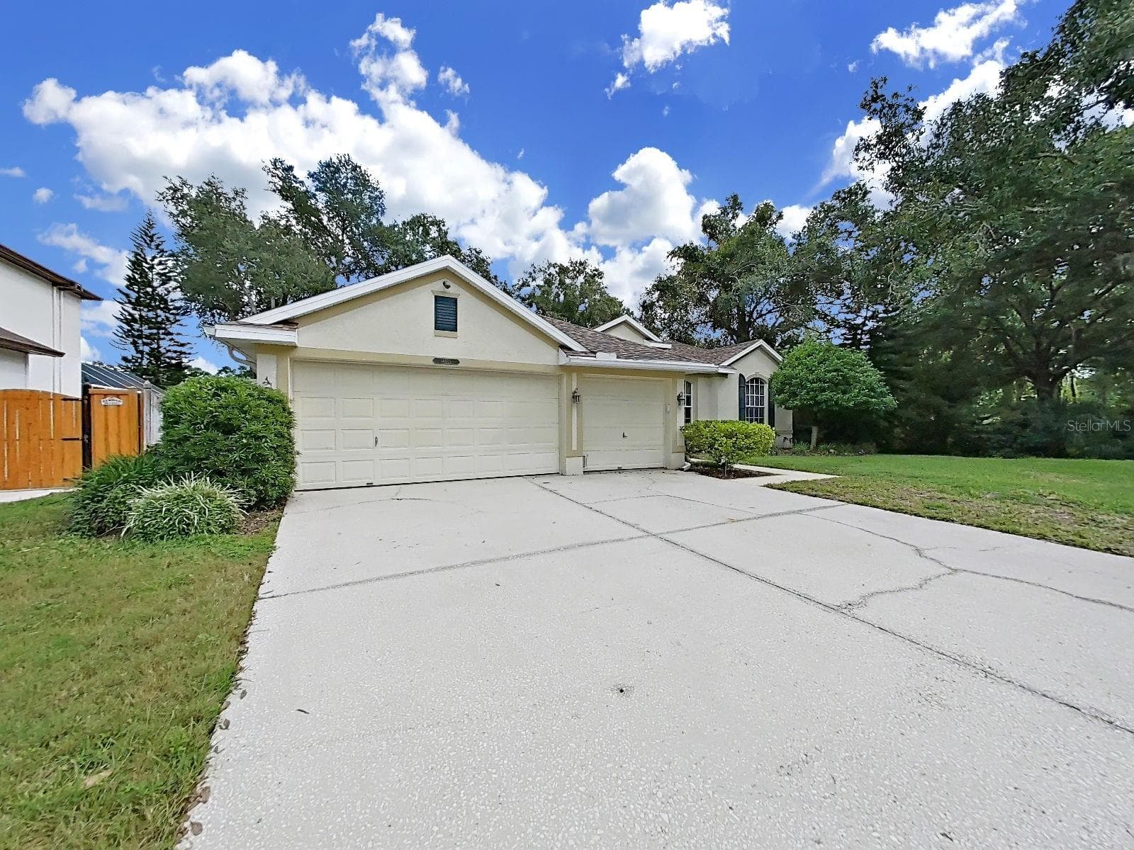 Large Driveway & 3 Car Garage - 14915 DEVONSHIRE WOODS PL, TAMPA