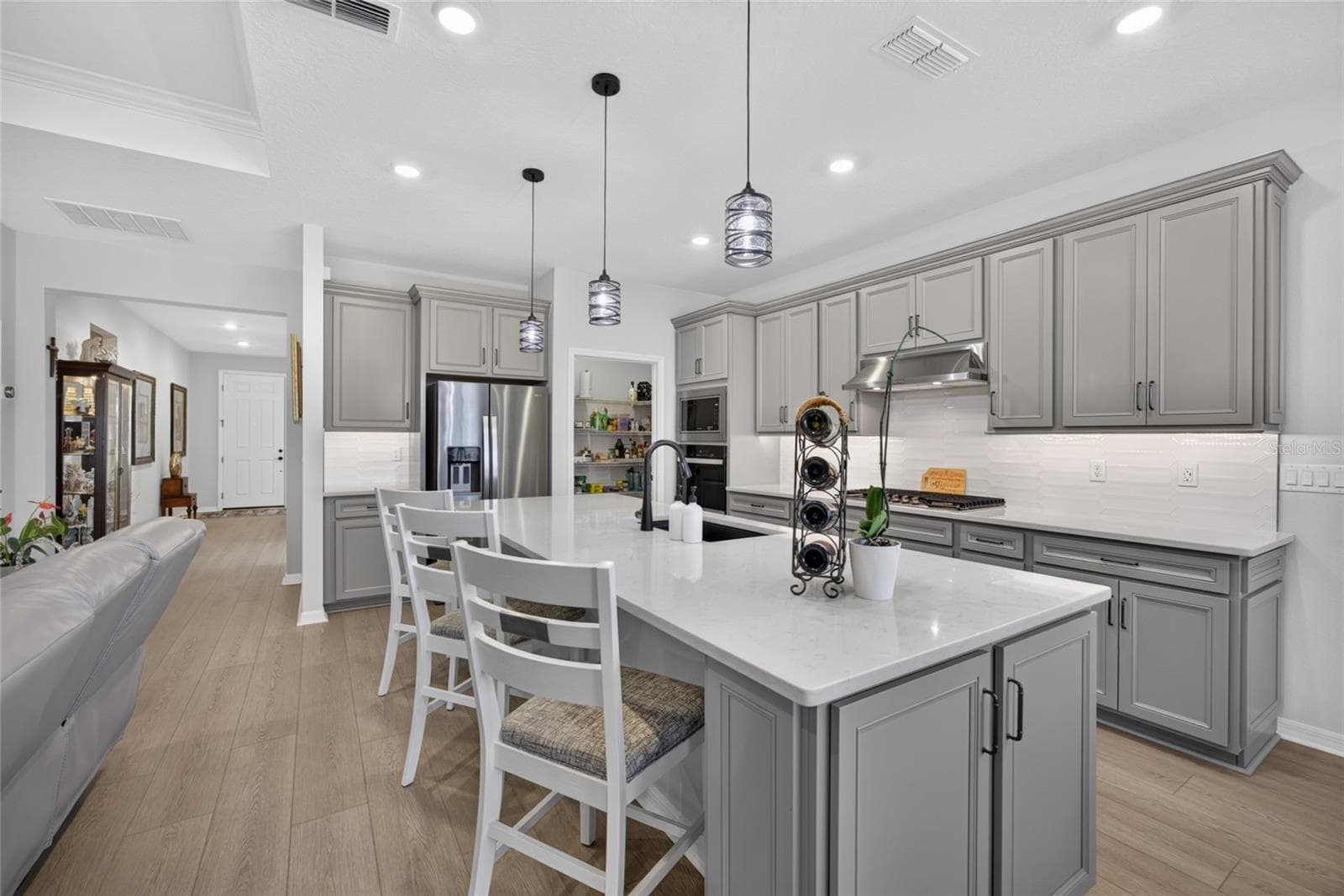 Long Island with Over-Sized Sink and Seating - 2605 DEL WEBB DR, MINNEOLA