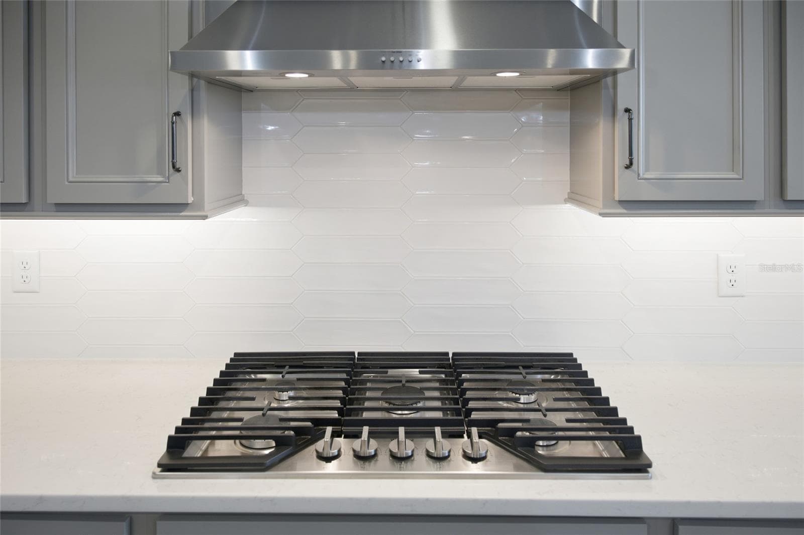 Beautiful Gas Range & Hood - 2605 DEL WEBB DR, MINNEOLA