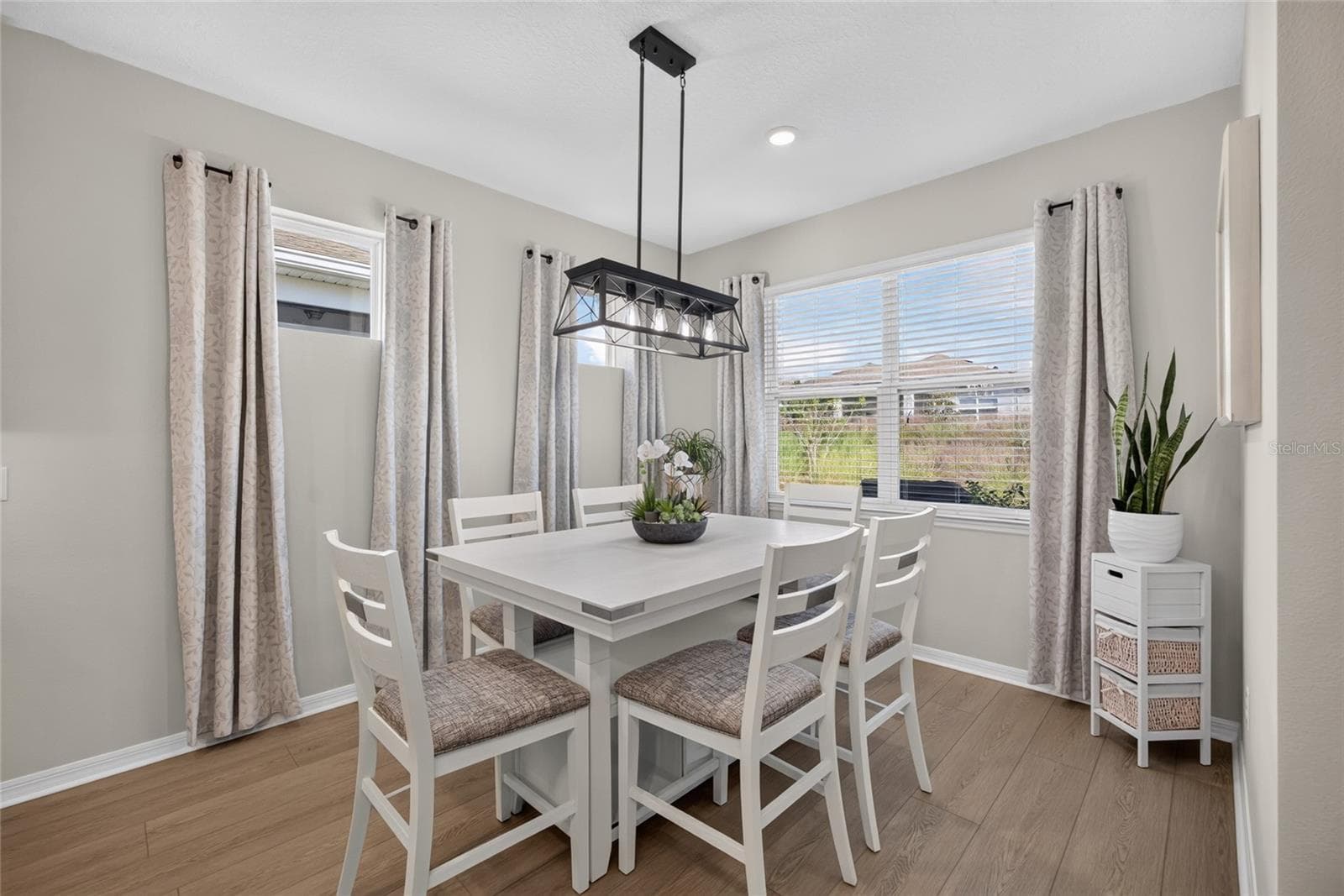 Bright & Spacious Cafe - 2605 DEL WEBB DR, MINNEOLA