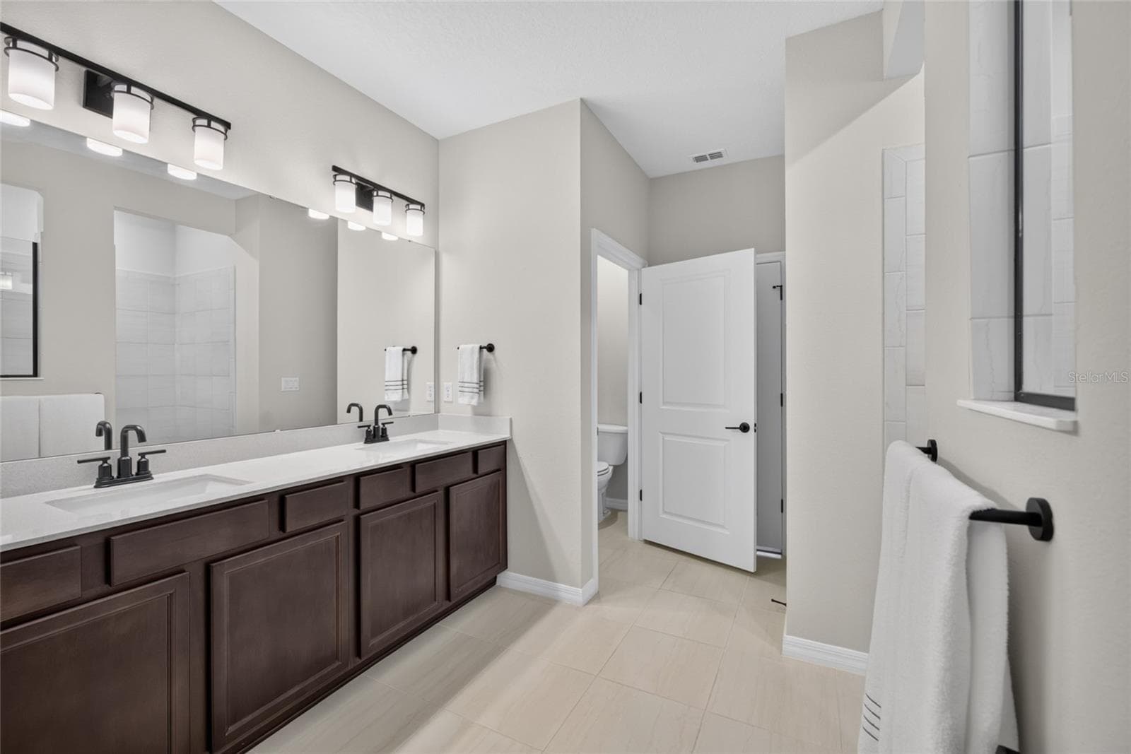 Primary En Suite Bath with Private Water Closet - 2605 DEL WEBB DR, MINNEOLA