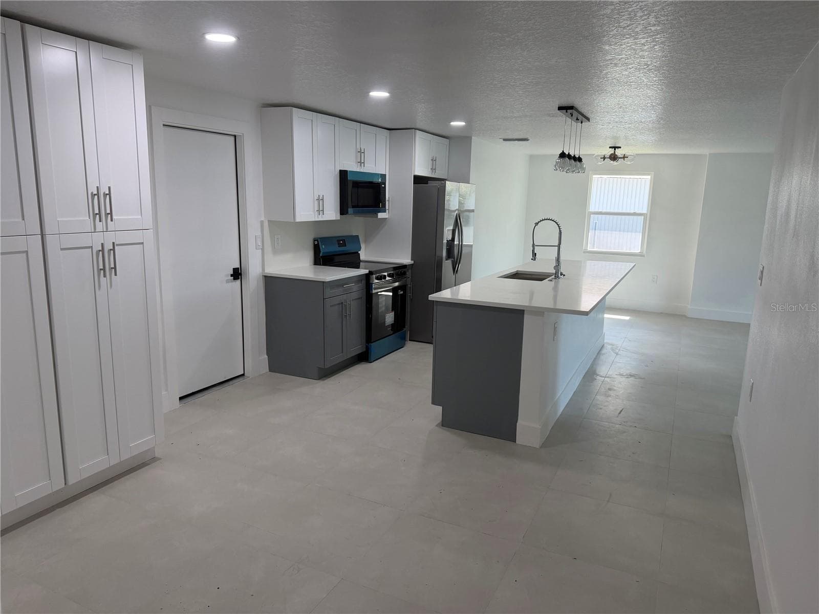 Single Family Residence at 404 LAKEVIEW DR, OLDSMAR, photo 5 of 56