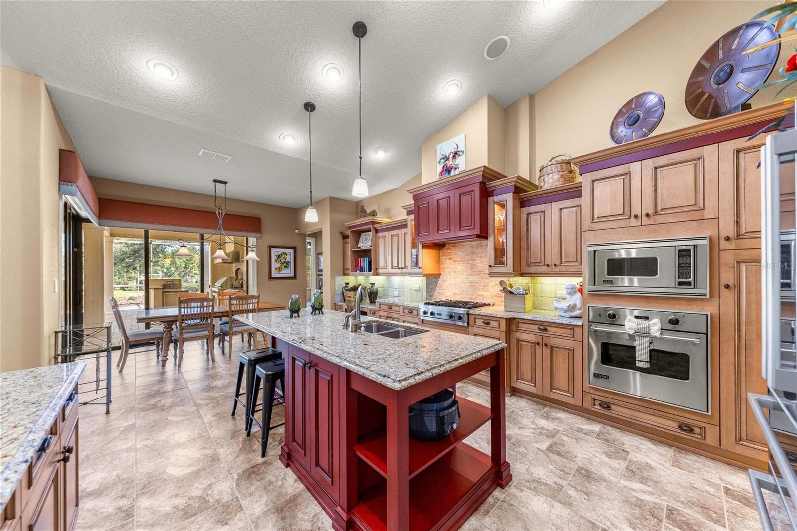 Spacious island designed for entertaining. - 6501 SW 179TH AVENUE RD, DUNNELLON