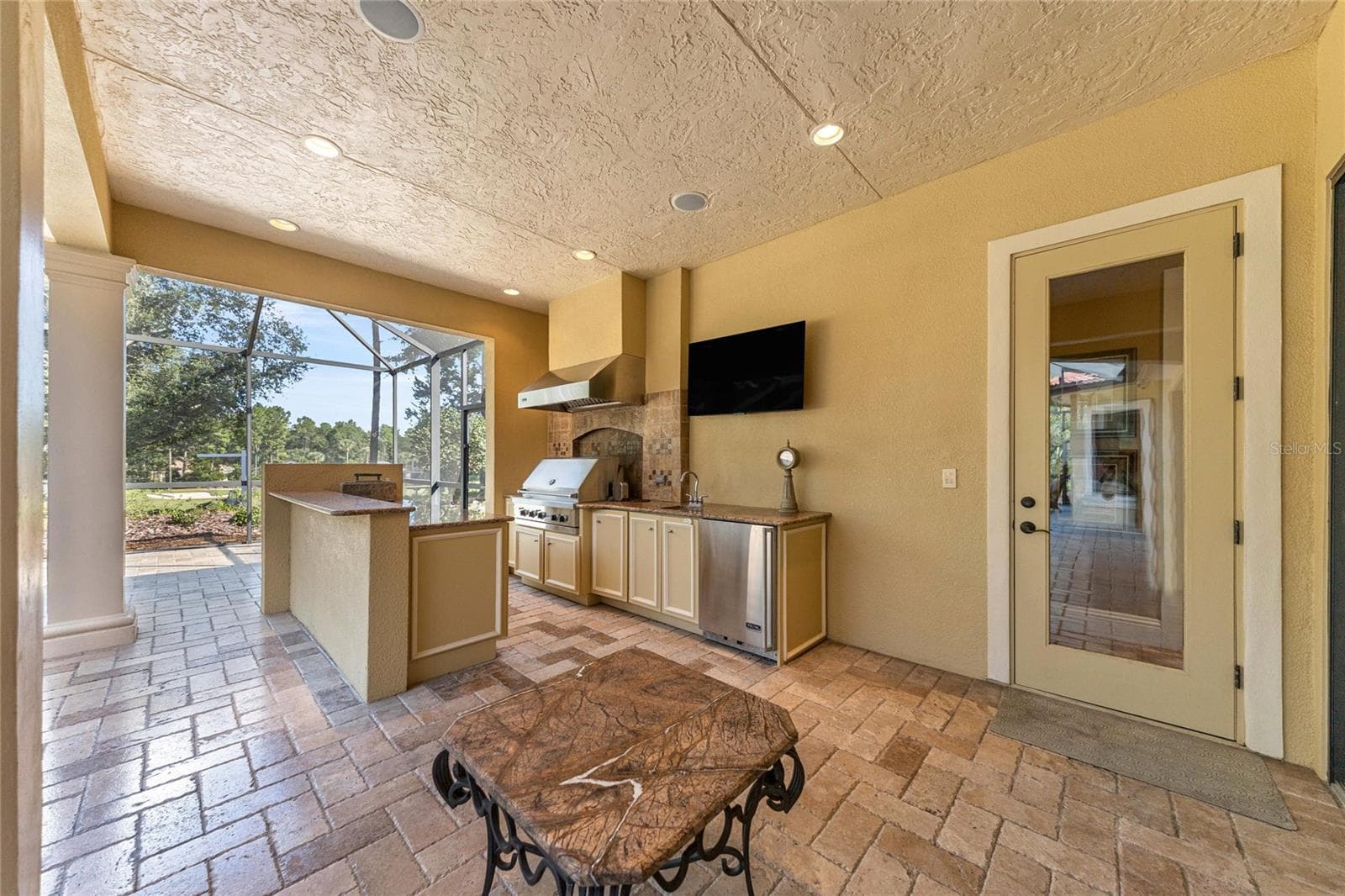 Expansive screened lanai with summer kitchen, custom pool and spa, and plenty of room for outdoor entertaining. - 6501 SW 179TH AVENUE RD, DUNNELLON