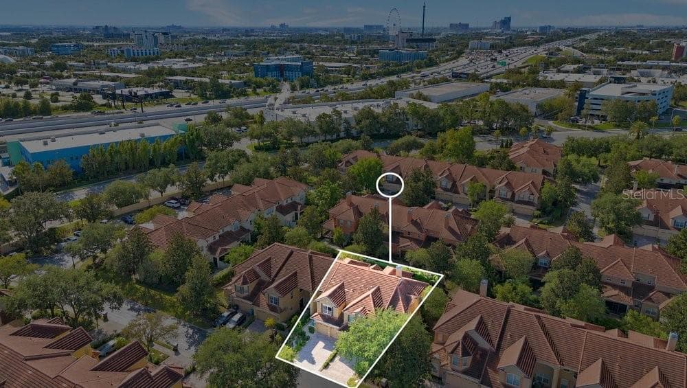 Prime location near attractions - 7149 REGINA WAY, ORLANDO