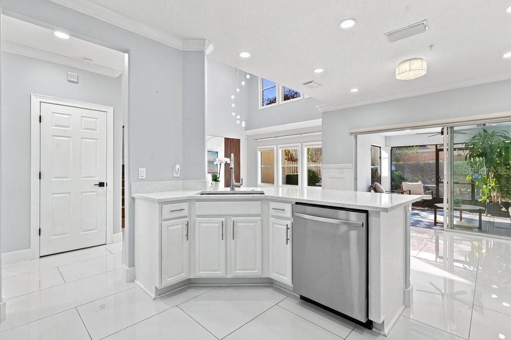 Drenched in natural light - 7149 REGINA WAY, ORLANDO