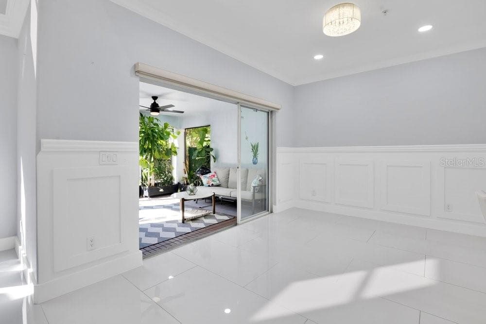Sunny dinette opens to screened porch - 7149 REGINA WAY, ORLANDO