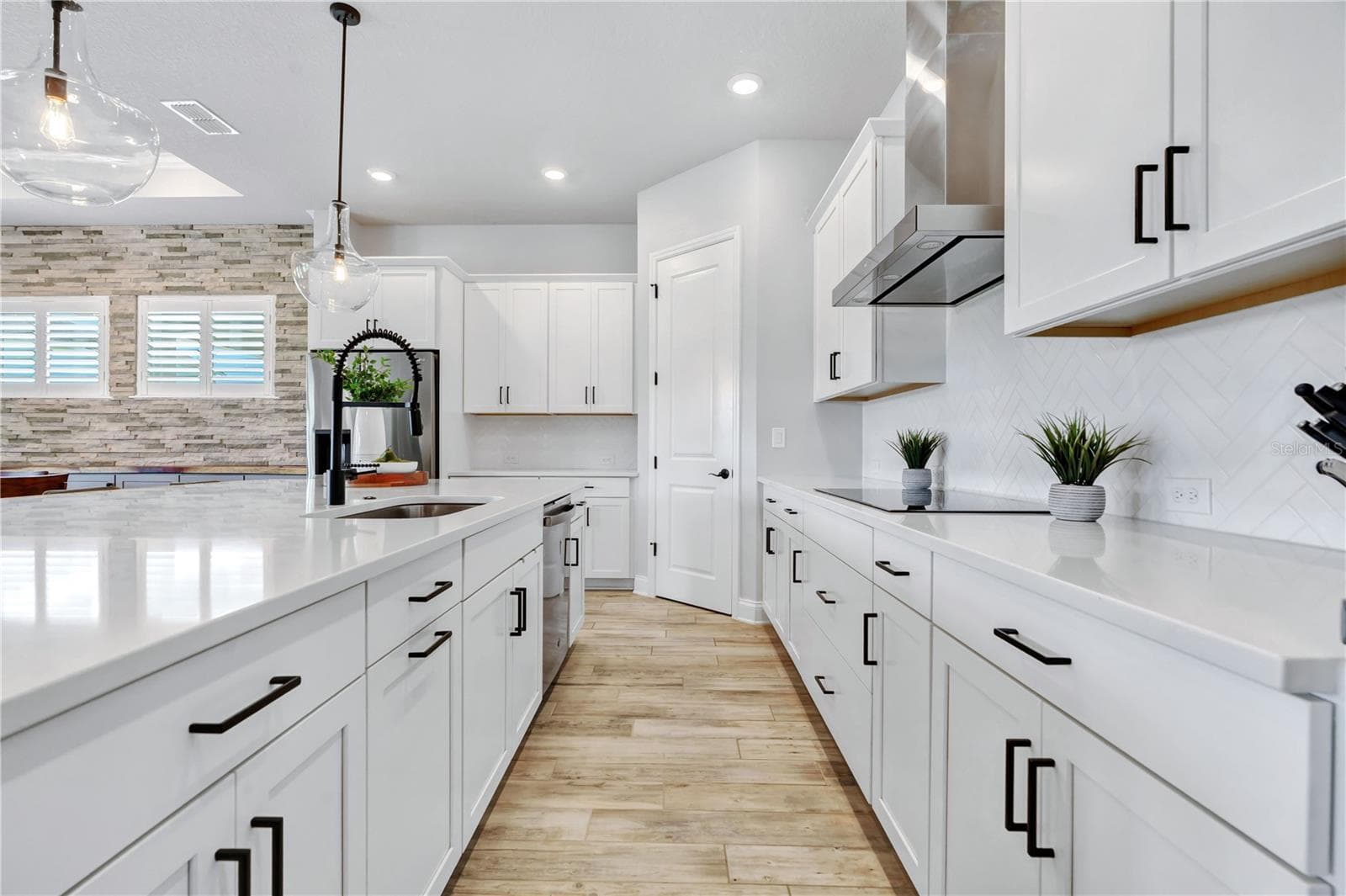 White 42 inch cabinetry, stainless range hood, and herringbone backsplash. Abundant storage plus a walk in pantry. - 8336 CANETTI ST, ORLANDO