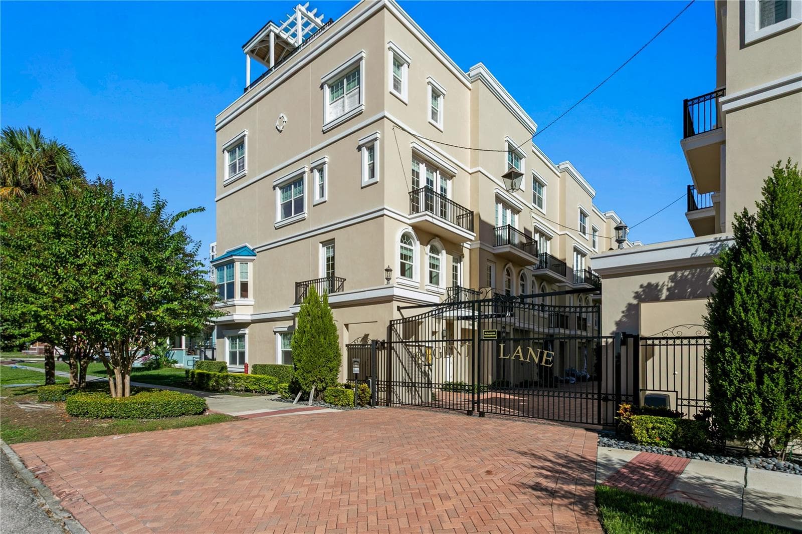 Townhouse at 400 REGENT LN N, ST PETERSBURG, photo 2 of 40