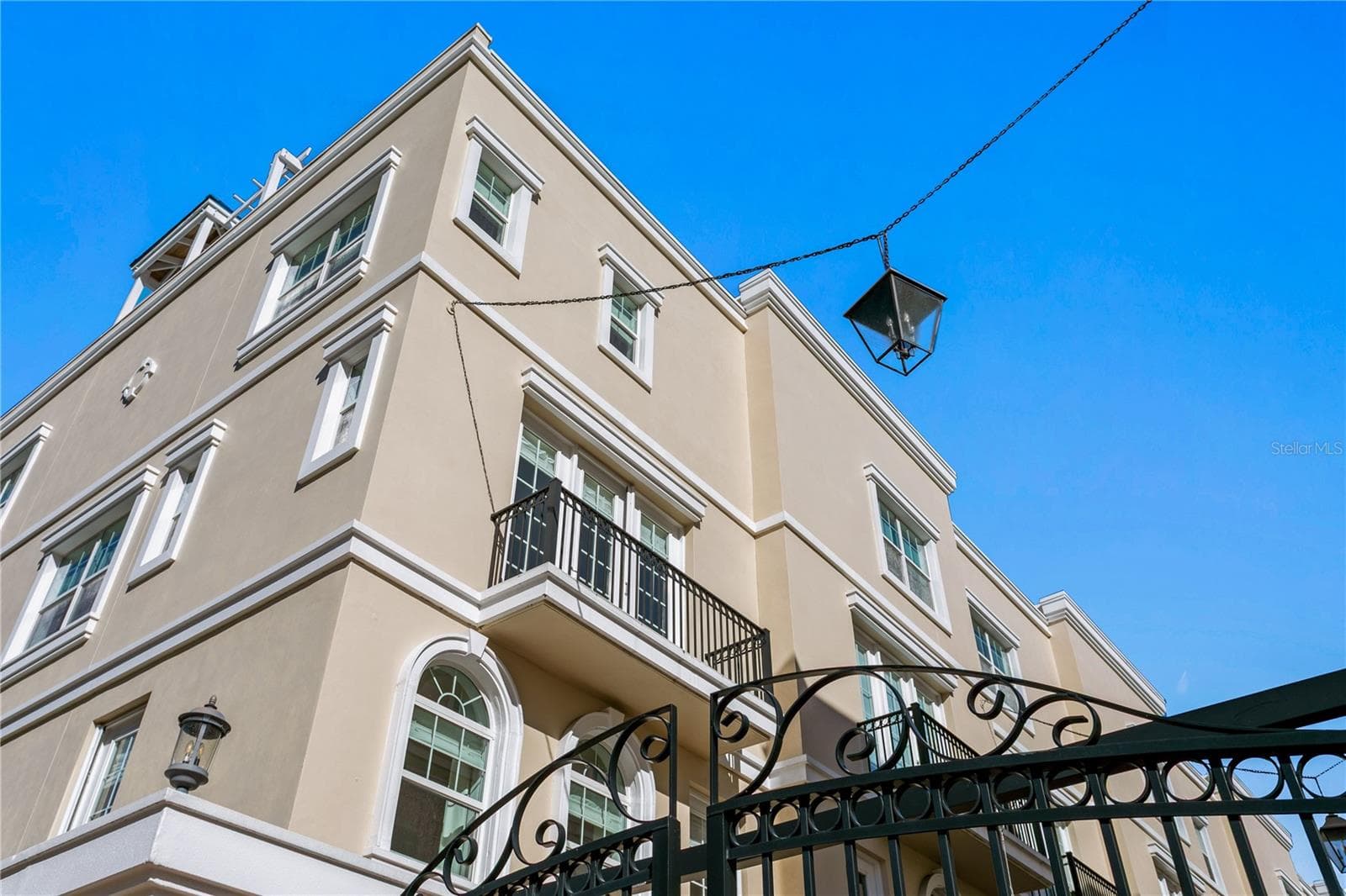 Townhouse at 400 REGENT LN N, ST PETERSBURG, photo 3 of 40