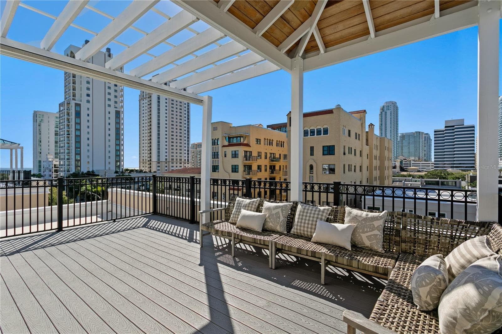 Townhouse at 400 REGENT LN N, ST PETERSBURG, photo 36 of 40