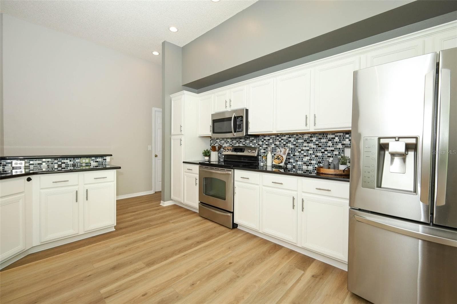Large Kitchen with Stainless Steel Appliances - 3581 FOXCROFT CIR, OVIEDO