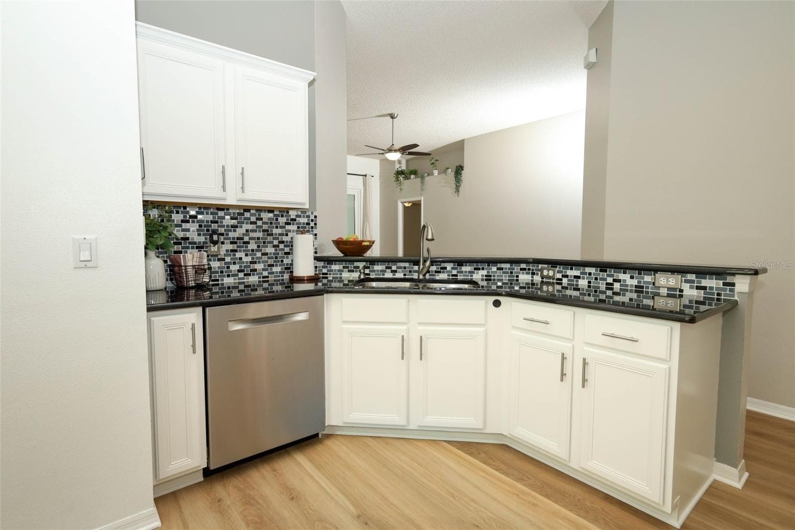 Kitchen Overlooking Family Room - 3581 FOXCROFT CIR, OVIEDO