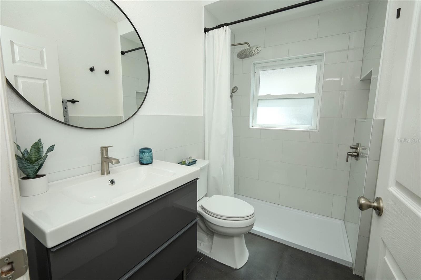 Bathroom 2 In Between Bedroom 3 & 4 - 3581 FOXCROFT CIR, OVIEDO