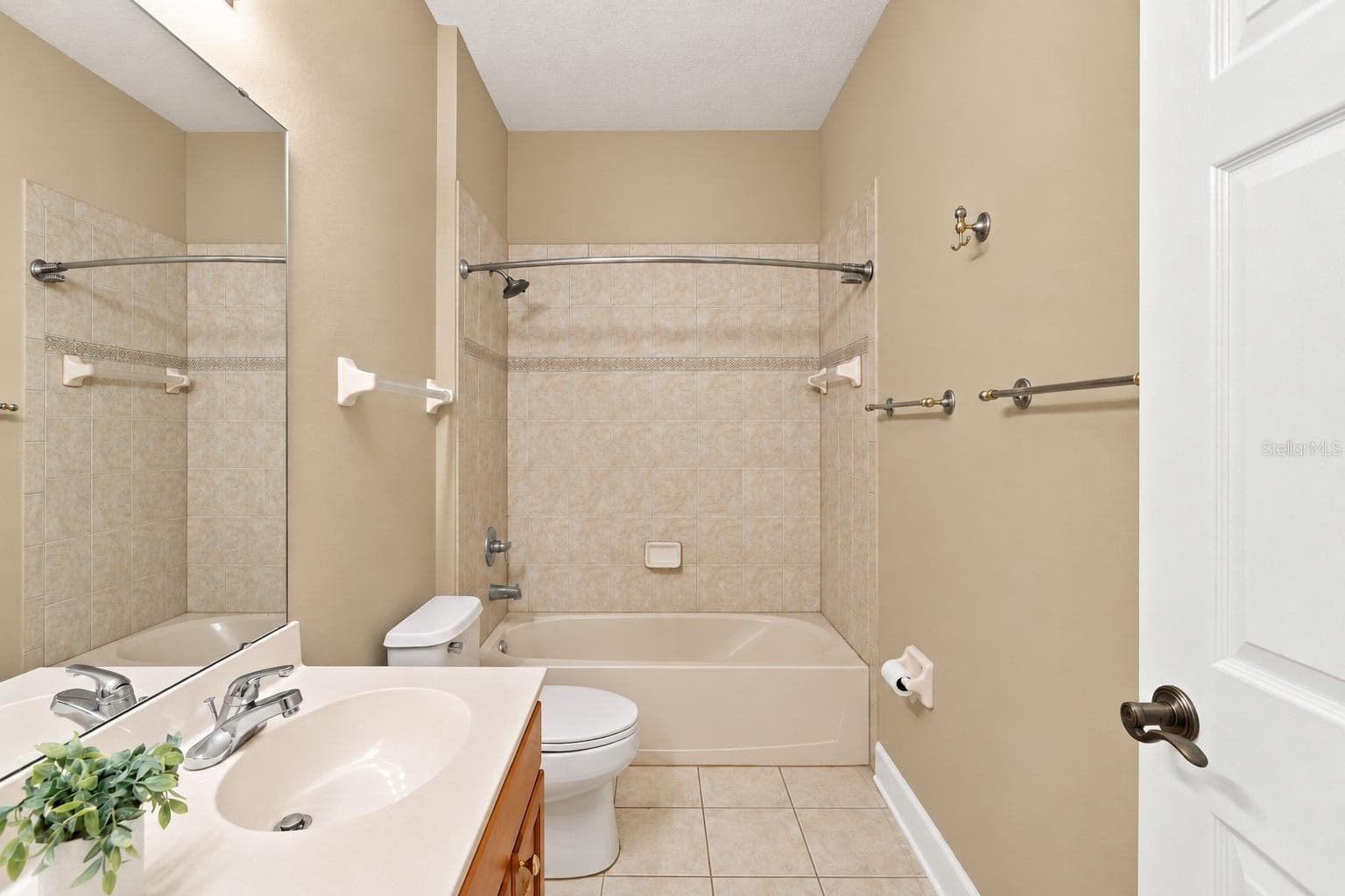 GUEST BATHROOM - 1609 VICTORIA GARDENS DR, DELAND